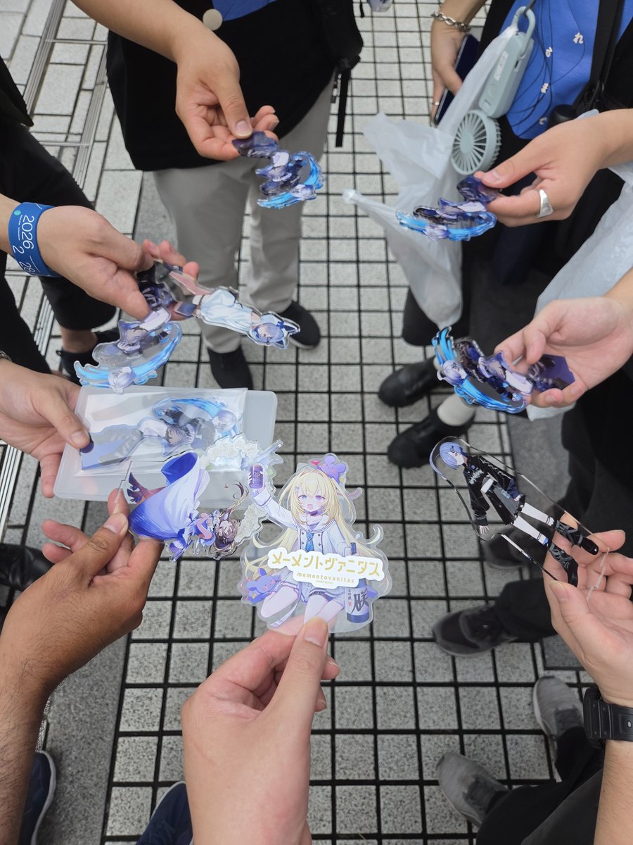 aques210's tweet photo. ライブ当日の写真あれこれ。
・持っていった痛バとチケット
・アクスタ合わせ(みんなカッコいいアクスタなのに、自分だけ酒ェ゙！アクスタでワロ)
・ライブ終わりで参加させてもらった打ち上げ

#秘密結社モッチャレラ
#MGS_REGAIN https://t.co/mW3x00yVy6