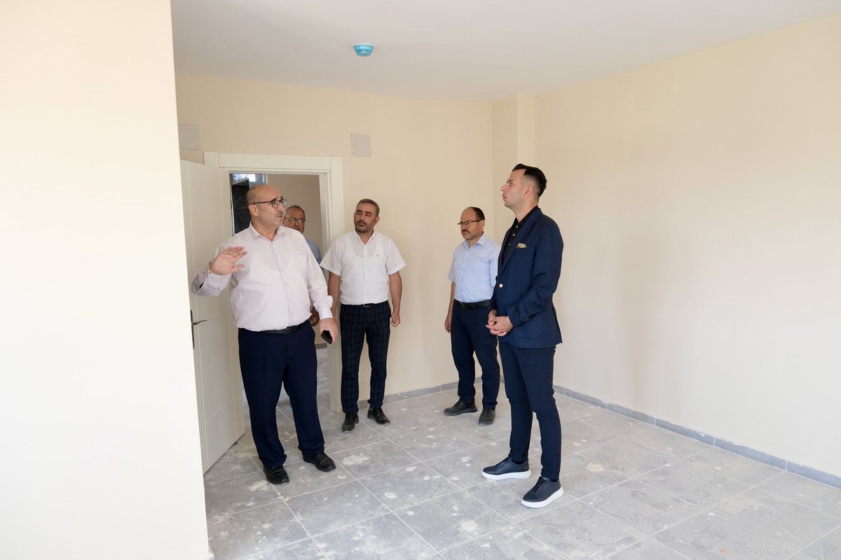 GulnarKaymakam's tweet photo. 🕌 Kaymakamımız Emrah ASLAN, İlçe Müftümüz Dr. Mehmet SAİN ile birlikte yapımı devam eden Hacı Ahmet Yesevi Kur’an Kursu ve Çok Amaçlı Salon inşaatında incelemelerde bulundu.

🏗️ İnşaat alanını gezen Kaymakamımız, çalışmaların son durumu hakkında İlçe Müftümüz Dr. Mehmet SAİN’den bilgi aldı. İnşaatın, planlamaya göre ağustos ayının son haftasında tamamlanmasının hedeflendiği belirtildi.

🤝 Kaymakamımız, özveriyle görev yapan personele çalışmalarında kolaylıklar dileyerek emeği geçenlere teşekkür etti.