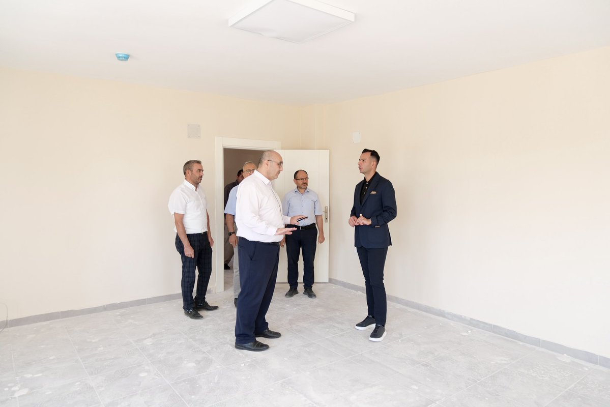 GulnarKaymakam's tweet photo. 🕌 Kaymakamımız Emrah ASLAN, İlçe Müftümüz Dr. Mehmet SAİN ile birlikte yapımı devam eden Hacı Ahmet Yesevi Kur’an Kursu ve Çok Amaçlı Salon inşaatında incelemelerde bulundu.

🏗️ İnşaat alanını gezen Kaymakamımız, çalışmaların son durumu hakkında İlçe Müftümüz Dr. Mehmet SAİN’den bilgi aldı. İnşaatın, planlamaya göre ağustos ayının son haftasında tamamlanmasının hedeflendiği belirtildi.

🤝 Kaymakamımız, özveriyle görev yapan personele çalışmalarında kolaylıklar dileyerek emeği geçenlere teşekkür etti.