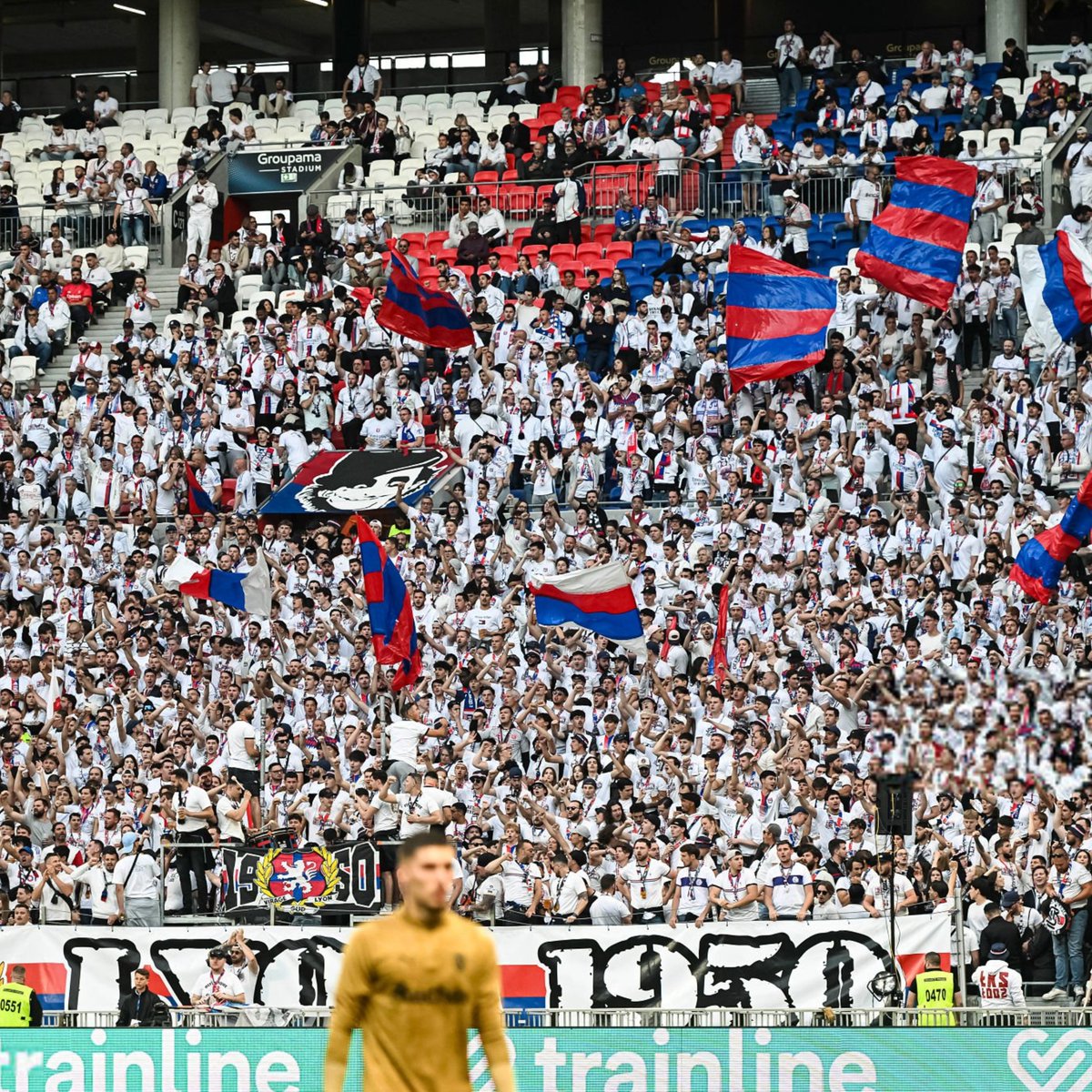 ActuL1_'s tweet photo. 🚨 COMMENT "LE CHANT DES CANUTS" EST DEVENU L'HYMNE DE L'OL ! 🎶❤️💙

Diffusé en août 2018 pour une simple vidéo promotionnelle du musée du club, le morceau de Stéphane Balmino a été réclamé par les supporters après avoir été retiré des écrans.

Depuis, le chant est lancé juste avant le coup d'envoi avant d'être repris a cappella à l'unisson par tout le Groupama Stadium.

Un rituel devenu le symbole de l'histoire, de la transmission et de l'identité lyonnaise.

(@lequipe)
