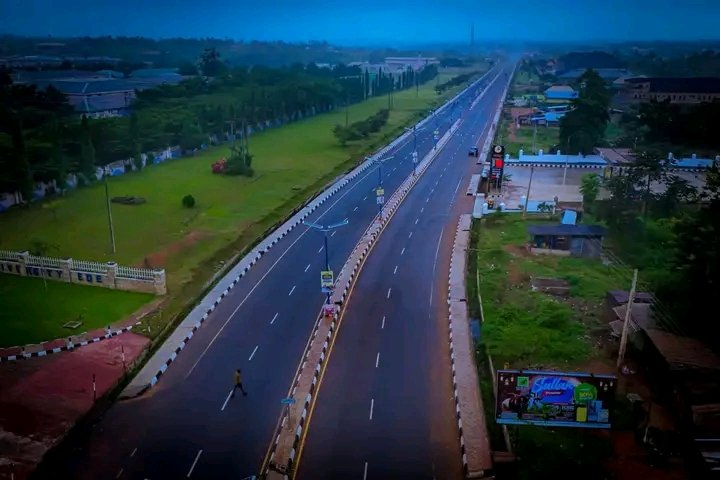 Odunayo2612's tweet photo. Ede Mapo Arogun,

The Commissioning train moves here today.

Welcome to the new reality of Osun where Governor Ademola Adeleke has modernised our towns and villages with wide, beautiful dualised roads, fixed with solar powered night illumination.

#ImoleCarryOnAccordingly https://t.co/Wv6drrW32w