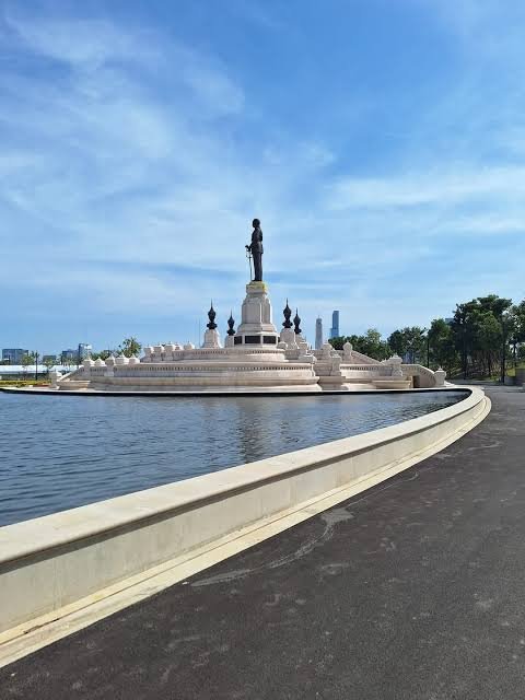 anthonyboy16216's tweet photo. พระองค์ท่านโดนโจมตีแบบสุดๆ ตอนที่เวนคืนสนามม้านางเลิ้งและเขาดิน สุดท้ายแล้ว

สนามม้านางเลิ้ง : กลายเป็นอุทยานเรียนรู้เศรษฐกิจพอเพียง ให้ประชาชนทั่วไปได้เข้าไปพักผ่อน (ไปแล้ว สวยมากกกก)

แล้วยังพระราชทานที่ดิน เพื่อทำสวนสัตว์แห่งใหม่ ที่ใหญ่กว่า!

ขอพระองค์ทรงพระเจริญยิ่งยืนนาน... https://t.co/EnbgvELTVA