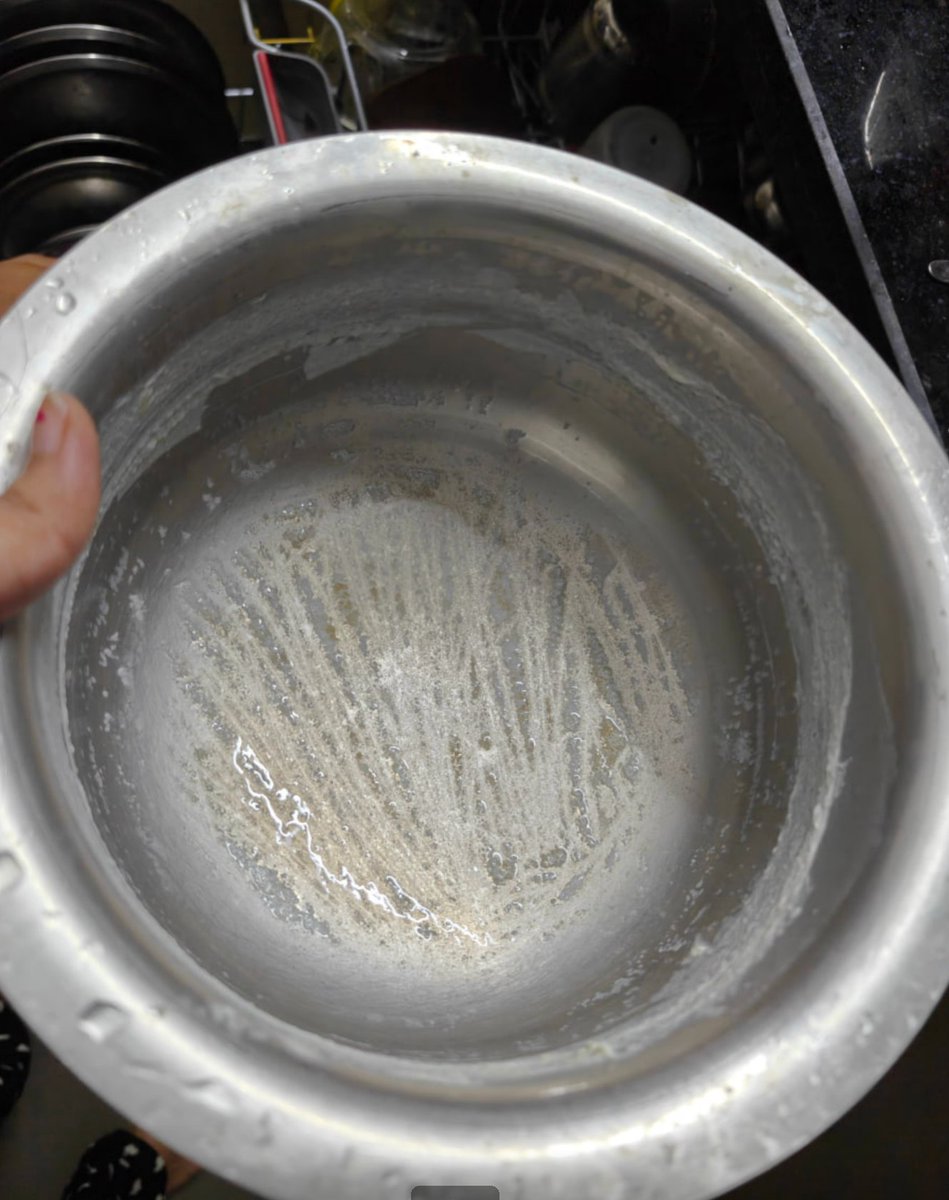 pranavjindal999's tweet photo. Dishwasher is an amazing machine!
Don't let anyone fool you that they're not suitable for Indian kitchen.

The running cost is approx ₹15-20/wash.

Also, you don't need to remove the mess before putting it in.

Here are few before and after! https://t.co/uF5ruKwZrd