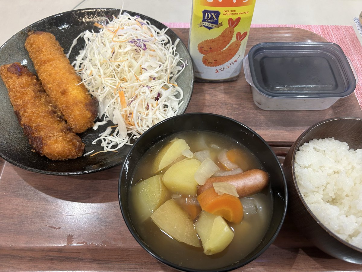 Naru4717's tweet photo. 本日の夕飯
ご飯🍚
ポトフ🍲
イカフライ🦑
サラダ🥗 https://t.co/xcEbx2rsMU