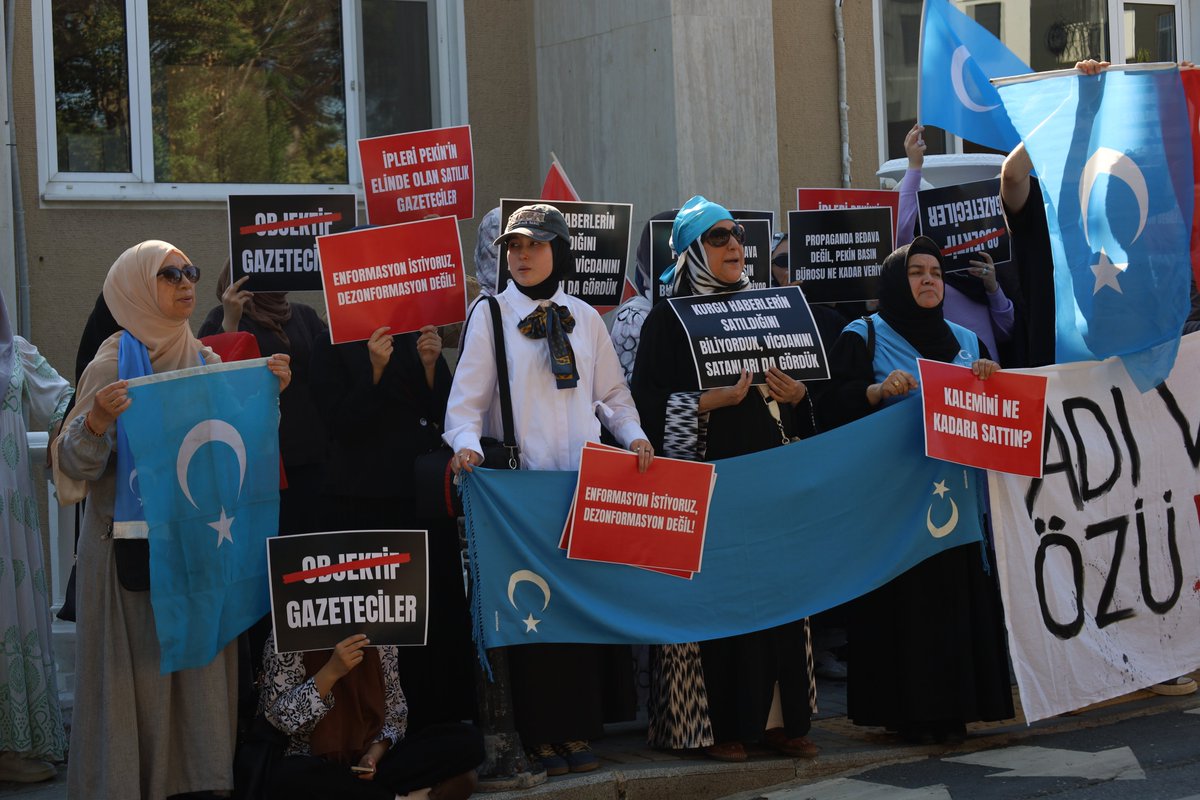 ozgurluknobeti_'s tweet photo. 📢 Türkiye-Çin Dostluk Vakfı önünde gerçekleştirdiğimiz protesto ve basın açıklamasıyla, Doğu Türkistan'daki zulmü perdelemeye çalışan propaganda faaliyetlerine karşı ses yükselttik.

UDTSB, ETHR ve Platformumuz öncülüğünde bir araya gelerek, Doğu Türkistan'daki sistematik insan hakları ihlallerini görmezden gelenlerin ve kamuoyunu yanıltanların karşısında olduk. 
Gerçeklerin üzerinin örtülmesine asla izin vermeyecek; hakikatleri manipüle eden bu ziyaretlerin ve propaganda söylemlerinin karşısında olmaya devam edeceğiz. 

Doğu Türkistan halkının haklı sesini duyurmaktan vazgeçmeyeceğiz! 🕊️✊🏻