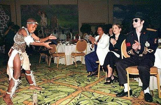 Majellachi8g's tweet photo. Michael Jackson,  Lisa Marie and Katherine Jackson in South Africa 🇿🇦,  1997 https://t.co/5m58hhA4A6