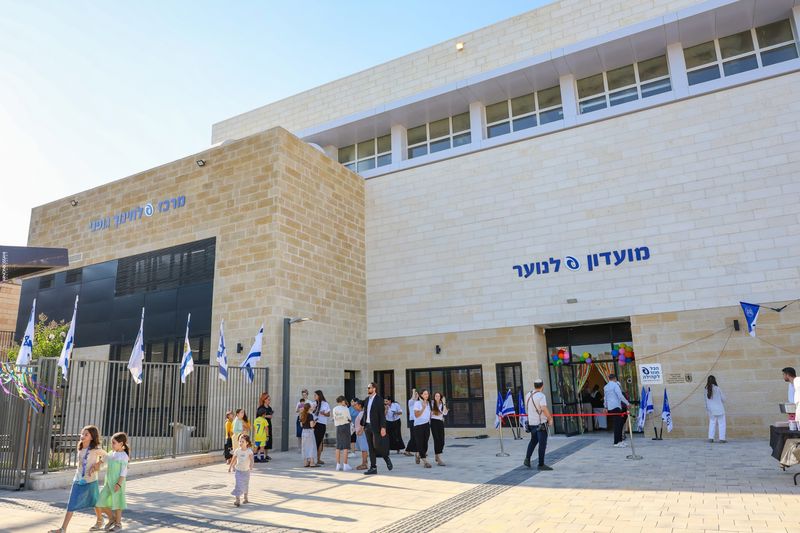 news_jerusalem's tweet photo. 🏀 אולם ספורט מעל, סניף נוער מתחת: הצצה למבנה החדש שנחנך בפסגת זאב. המבנה כולל אולם ספורט, חדרי חוגים וסניף לתנועת "אריאל".
לכל הפרטים ב'חדשות ירושלים' 👇
https://t.co/vHnOWK6rkh
📢 לעדכונים בחדשות ירושלים: ב'חדשות ירושלים' (JNEWS):
https://t.co/5IbjCFz294 https://t.co/5QNptmD3KK