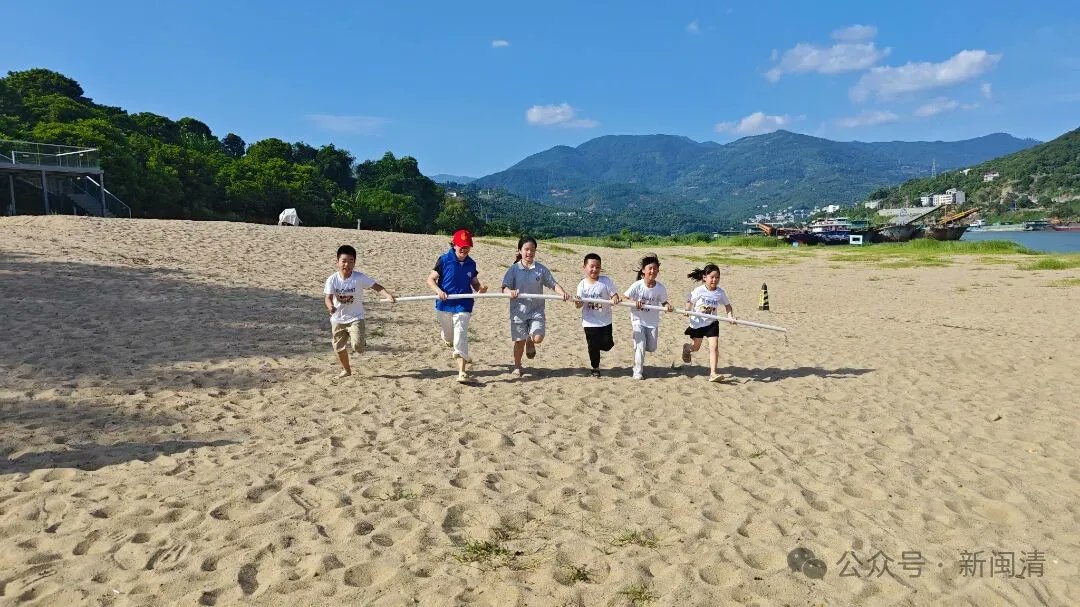 chinaminqing's tweet photo. ️🏖️闽清暑托班沙滩研学太欢乐!
60多名小朋友齐聚梅埔沙滩,热身、旋风跑、拔河、打水仗轮番玩~寓教于乐,在游戏里培养团队协作,贴心守护职工子女,暖心暑期陪伴拉满✨
#闽清 #MinQing #沙滩 #暑托 #SummerCamp #beach #Sunmmer #companionship https://t.co/EphnuZ86DN