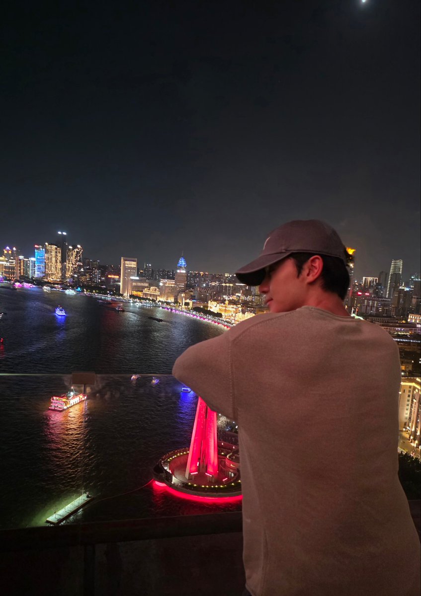fromxxxon's tweet photo. 재현이가 상하이 여러번 왔는데 밖에 나가본적이 한번도 없어서 어떻게 생겼는지 궁금하다햇단말야  진짜 잠깐이었겠지만.. 예쁜 야경이라도 보고간거같아서 마음 조아짐 https://t.co/L52jEv9Eps