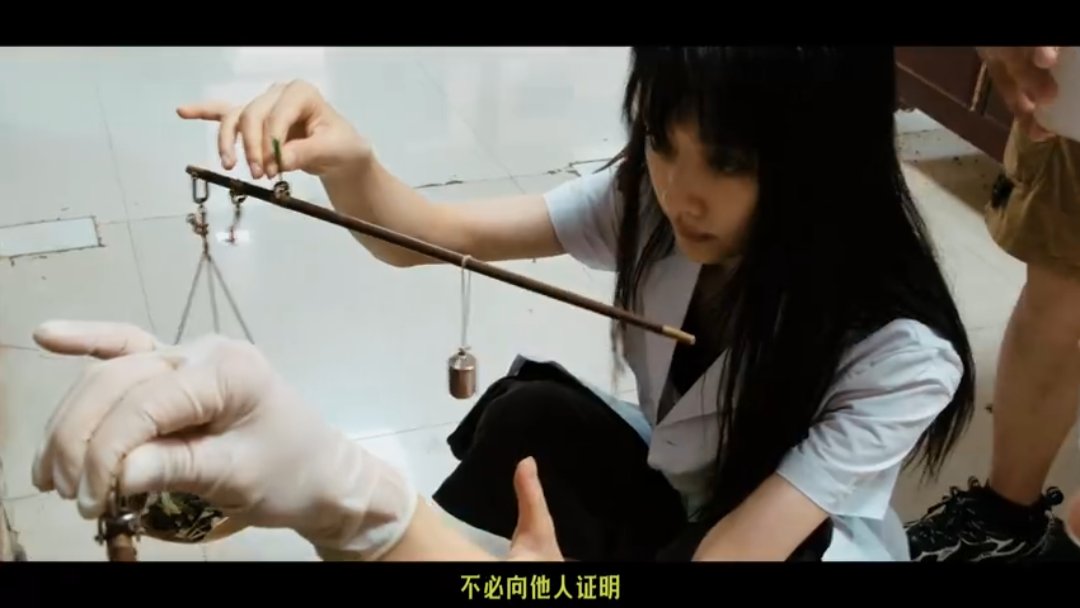 CSerieslover's tweet photo. ลูกสาวมาโพสต์ อำลาตัวละครเสี่ยวฟางแล้วรอลูกสาวเปลี่ยนรูปโปรไฟล์ #wangyinglu #หวังอิ่งลู่ #王影璐 #왕영로
#小芳 #XiaoFang #เสี่ยวฟาง

#เสี่ยวฟางปิดฉาก#
ไม่ถูกนิยามด้วยกรอบใด ๆ เติบโตอย่างเป็นตัวของตัวเอง ใช้ชีวิตและดูแลทุกสิ่งในชีวิตอย่างตั้งใจ นี่คือชีวิตที่ยืนยาวและงดงามของเสี่ยวฟาง ขอให้พวกเราทุกคนมีความกล้าที่จะใช้ชีวิตในแบบที่ตัวเองต้องการ
#ซีรีส์เสี่ยวฟาง#

​[แปลคำบรรยายในวิดีโอ]
​ถึงเวลาต้องบอกลา "เสี่ยวฟาง" (小芳) แล้ว
​ย้อนมองทีละฉาก ค่อยๆ ประกอบกันเป็นช่วงเวลาที่ฉันได้ใช้ร่วมกับเสี่ยวฝาง
​ฉันได้เคียงข้างเสี่ยวฟางอย่างสมบูรณ์แบบ ผ่านช่วงชีวิตหนึ่งของเธอ
​ได้เป็นพยานในการเติบโตและการเปลี่ยนแปลงของเธอ
​ฉันรู้สึกว่านี่เป็นเรื่องราวที่พิเศษมาก และเหนือความคาดหมายมากๆ หวังว่าทุกคนจะชอบนะคะ
​กระบวนการถ่ายทำล้วนอยู่ในบรรยากาศธรรมชาติที่แท้จริงของกุ้ยโจว ทั้งหมู่บ้าน ทั้งวิถีชีวิตชนบท
​ฉันและเสี่ยวฝางเหมือนกันตรงที่ต่างก็ชอบธรรมชาติมากๆ ในอ้อมกอดของธรรมชาติ หรือแค่เพียงเหม่อมองท้องฟ้า ก็มอบพลังอันยิ่งใหญ่ให้กับฉันแล้ว
​พวกเรามักจะออกเดินทางตั้งแต่ฟ้ายังมืดสลัว ทำให้ได้พบกับทัศนียภาพที่ปกติไม่ค่อยได้เห็น
​ต้อนรับหมอกยามเช้าเพื่อเริ่มต้นการถ่ายทำในแต่ละวัน
​"เตรียมตัว... สาม สอง หนึ่ง เริ่ม"
​และก็เพราะการได้มาอยู่ในดินแดนที่งดงามและเรียบง่ายแห่งนี้
​ทำให้ฉันก้าวเข้าสู่จังหวะชีวิตของเสี่ยวฟางได้อย่างเป็นธรรมชาติ
​สายลมในภูเขา แสงเงาตามท้องนา วิถีชีวิตอันเรียบง่าย ทั้งหมดนี้ช่วยให้ฉันเข้าใจจิตใจของเด็กสาวคนนี้มากขึ้น
​ในสายตาของฉัน สิ่งที่น่านับถือที่สุดของเสี่ยวฝางก็คือ "ความมีสติและชัดเจนในตัวเอง"
​เธอเข้าใจและเห็นอกเห็นใจผู้อื่น แต่ไม่มีทางยอมฝืนตัวเองเพื่อเอาใจใครเด็ดขาด
​เธอกลับบ้านเกิดมาเลี้ยงดูคูณลูก ทำธุรกิจยาสมุนไพร
​ทุกการตัดสินใจของเธอ ทำไปเพียงเพื่อซื่อสัตย์ต่อหัวใจตัวเอง ไม่จำเป็นต้องพิสูจน์ให้ใครเห็น
​เธอใช้ประสบการณ์ของตัวเองบอกกับเด็กผู้หญิงทุกคนว่า การแต่งงานไม่ใช่สิ่งจำเป็นต้องมีในชีวิต แต่ "ความสุข" ต่างหากคือสิ่งที่จำเป็น
​คำวิพากษ์วิจารณ์ของคนรอบข้าง พันธนาการทางสังคม ไม่สามารถเหนี่ยวรั้งคนที่ ไม่ยอมโอนอ่อนขัดกับตัวเอง ได้เลย
​พวกเราไม่จำเป็นต้องใช้ชีวิตอยู่ใต้สายตาของคนอื่น พวกเราต้องเป็นตัวเอกในชีวิตของตัวเอง
​ชีวิตเดิมทีก็มีความเป็นไปได้นับไม่ถ้วนที่ไม่ถูกขีดจำกัดไว้
​ฉันรู้สึกว่าซีรีส์เรื่อง 《小芳》 (เสี่ยวฟาง) ได้แสดงให้เห็นถึงความเป็นไปได้ที่ไร้ขีดจำกัด
​ทุกการเจียระไนในกองถ่าย ทุกฉากที่เข้าถึงอารมณ์ ล้วนเป็นกระบวนการที่ฉันและเสี่ยวฝางต่างช่วยเยียวยาซึ่งกันและกัน
​โชคดีมากที่ได้พบกับ "หยางเสี่ยวฝาง" ได้สัมผัสชีวิต การตัดสินใจ และการเติบโตของเธอ
​แม้ซีรีส์เรื่องนี้จะจบลงแล้ว แต่ฉันหวังว่าพวกเราที่อยู่นอกหน้าจอ จะสามารถเป็นเหมือนเสี่ยวฝางที่ไม่ถูกจำกัดความ มีชีวิตที่ผ่อนคลายและเป็นอิสระ
​หวังว่าทุกคนที่ได้ดูเรื่องราวนี้ จะสามารถใช้ชีวิตอย่างมีสติ ยึดมั่นในจังหวะชีวิตของตัวเอง และเลือกชีวิตในแบบที่ตัวเองต้องการ
​แล้วเจอกันใหม่นะเสี่ยวฟาง... บ๊ายบาย