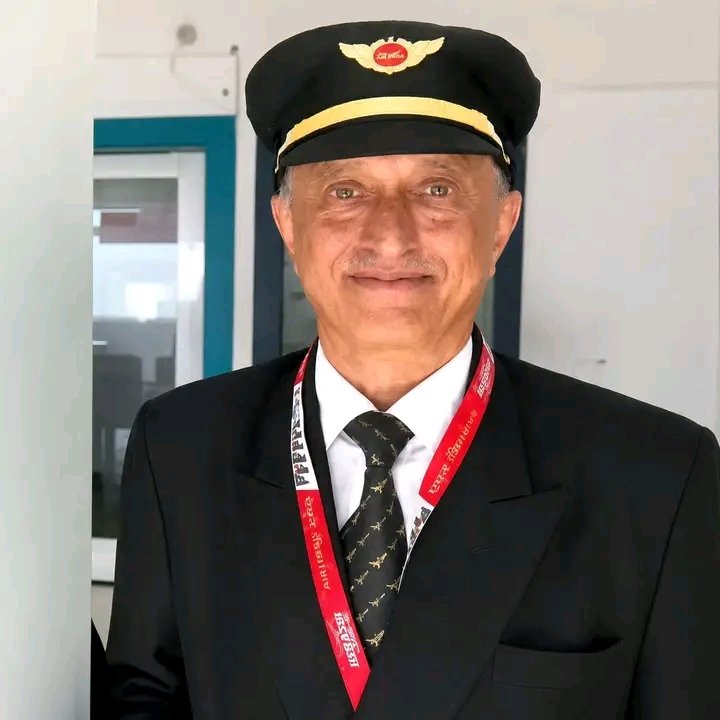 _vatsalasingh's tweet photo. केरल के कोझिकोड हवाई अड्डे पर हुई विमान दुर्घटना में जान गंवाने वाले पायलट कैप्टन दीपक साठे पहले भारतीय वायु सेना में फाइटर पायलट थे 

और Mig 21 विमानो को उड़ाया करते थे 21 वर्ष वायु सेना के पायलट रहने के बाद 2005 में एयर इंडिया से बतौर कॉमर्शियल पायलट जुड़ गए. दीपक को विमान उड़ाने का 36 साल का अनुभव था। कैप्टन साठे को नेशनल डिफेंस एकेडमी के 58वीं कोर्स में गोल्ड मेडल मिला था।

59 साल के कमांडर दीपक वसंत साठे जो एयर इंडिया बेहतरीन पायलटों में से एक माने जाते हैं। उन्हें 737-800 बोइंग का सबसे एक्सपर्ट पायलट माना जाता था। खराब मौसम की वजह से प्लेन ने लैंडिंग से पहले आसमान में चक्कर लगाए। यानी वह एक बार में ही रनवे पर नहीं उतरा। पायलट ने विमान को बचाने की पूरी कोशिश की।

प्लेन के लैंडिंग गियर्स ने काम करना बंद कर दिया था। दीपक ने एयरपोर्ट के तीन चक्कर लगाए, ताकि फ्यूल खत्म हो जाए। तीन राउंड के बाद प्लेन लैंड करवा दिया। उसका राइट विंग टूट गया था। प्लेन क्रैश होने से ठीक पहले इंजन बंद कर दिया। इसलिए एयरक्राफ्ट में आग नहीं लगी। और अपने अनुभव से यात्रियों को बचाने का पूरा प्रयास किया..

एक सैनिक आजीवन सैनिक ही रहता है.. और एक सैनिक की कविता उसकी दृढ़ इच्छाशक्ति बताती है..

अगर मैं युद्ध में मारा जाऊं तो...

मुझे बक्से में लिटाकर घर पहुंचा देना

मेरे मेडल मेरी छाती पर रख देना

मेरी मां से कहना कि मैंने कोई कसर नहीं छोड़ी

मेरे पिता से कहना कि सिर नहीं झुकाएं...

अब उन्हें मेरी वजह से टेंशन नहीं होगी

भाई से कहना कि मन लगाकर पढ़ाई करे...

अब मेरी बाइक की चाबी हमेशा के लिए उसकी हो जाएगी

बहन से कहना कि अपसेट न हो...

आज का सूरज ढलने के बाद उसका भाई कभी नहीं जागेगा

और मेरे प्यार से कहना कि रोए नहीं...

क्योंकि, मैं एक सैनिक हूं जिसका जन्म ही जान देने के लिए हुआ था..

कैप्टन साठे एक proud मिलिट्री फॅमिली का हिस्सा थे.. उनके पिता रिटायर्ड कर्नल है और भाई ने करगिल युद्ध मे शहीद हुए थे..