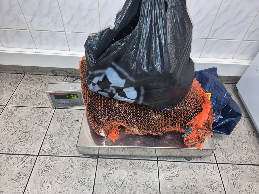 KAS_Lublin's tweet photo. 📢 Czterech kierowców 🚌 próbowało przemycić z 🇧🇾 do 🇵🇱 blisko 1,1 tys. paczek 🚬, a kierowca🚚- 40 kg tytoniu do fajki wodnej.
Nielegalne wyroby wykryli podczas kontroli pojazdów funkcjonariusze SCS z #Terespol i #Koroszczyn.
więcej👉https://t.co/ZtTLjcjrJM https://t.co/meJ5N977p3