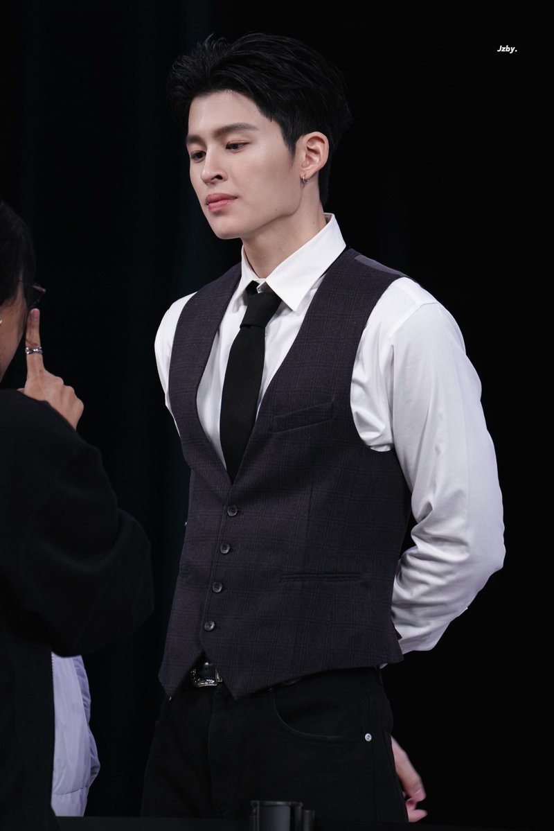 gurthcxme's tweet photo. ฮีเหมือนตำรวจจริงๆ ㅠㅠㅠㅠㅠㅠ https://t.co/hCBB0mW5TG