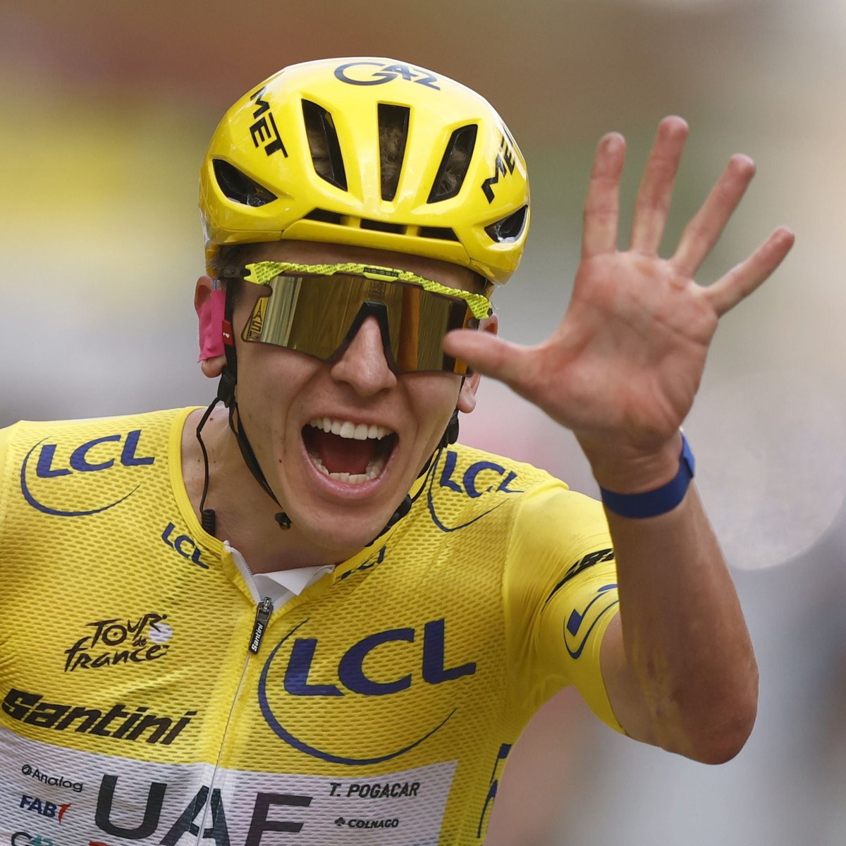 NZZde's tweet photo. Fünfter Gesamtsieg bei der Tour de France: Tadej Pogačar dominiert das wichtigste Radrennen der Welt nach Belieben. Seine Überlegenheit ist so erdrückend, dass die Konkurrenz schon an winzige Details wie die Kleidung Hoffnungsklammern knüpft. Zum ganzen Artikel:
