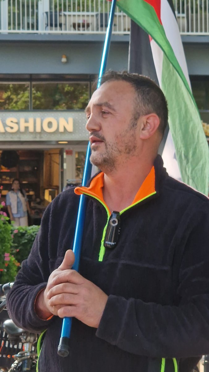 PietKrant's tweet photo. @EppoTjuchem @yvonne_hessel @SolidairU Degene die jou schopt is Hakan Yazanoglu, hij woont in Kanaleneiland Utrecht. 

(Met een simpele google search kan je ook zijn hele adres achterhalen.)

Hij rijd de volgende auto's:
Mercedes T-205-TH
Volvo 7-SPZ-74 https://t.co/tDTXj98t0j