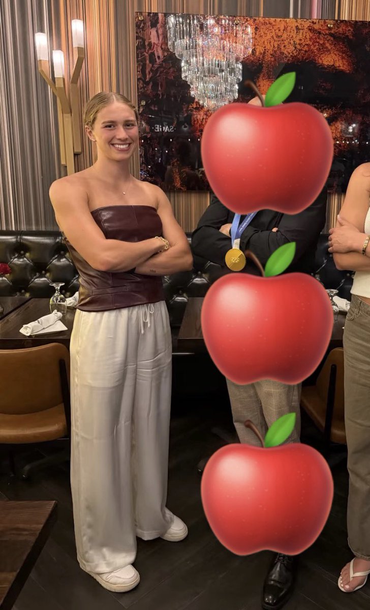 jadiebrini's tweet photo. she’s literally three apples tall https://t.co/yMWmYD7Qam
