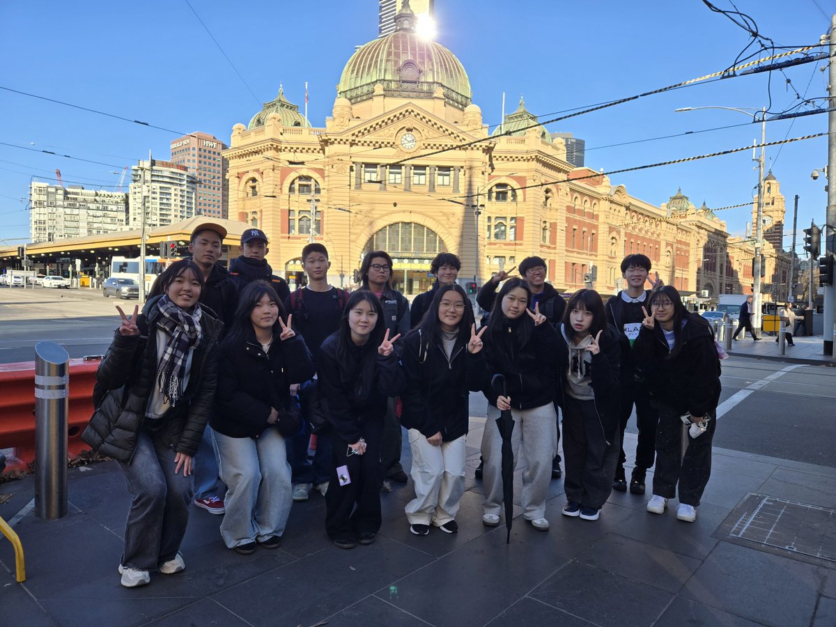 IchKokusai's tweet photo. 豪州短期留学３日目。本日は、メルボルン市内を散策しました。Victoria Market, St.Paul Cathedral, ACDC Lane などを見てきました。天気にも恵まれ充実した1日でした。 https://t.co/aa6Ck09C35