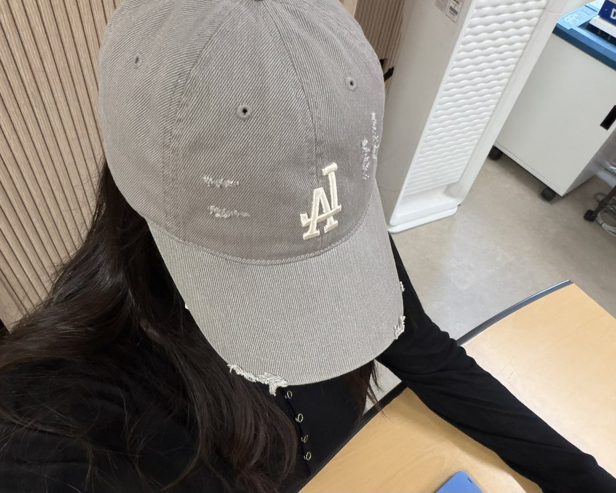 chunywoon's tweet photo. 어쮸한테 받은 모자 쓰고 출근함 ^_^ https://t.co/XmatYcCpto