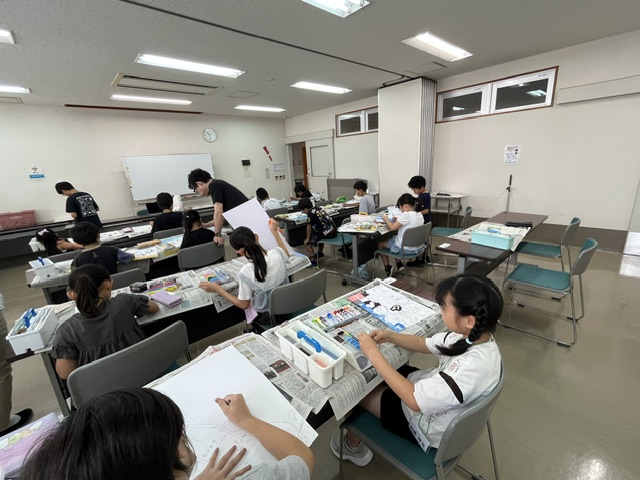 kokonetsano's tweet photo. 7月26日(日)、小中学生を対象とした「ポスター作成講座」が開催されました。申込みが開始され２分ほどで定員が埋まってしまう程の人気講座です。講師は佐野日本大学短期大学の田村田先生です。参加者は、それぞれ持ってきた課題に一生懸命取り組んでいました。＃市民活動ここねっと ＃ポスター作成講座 https://t.co/SMM4P1vAWN