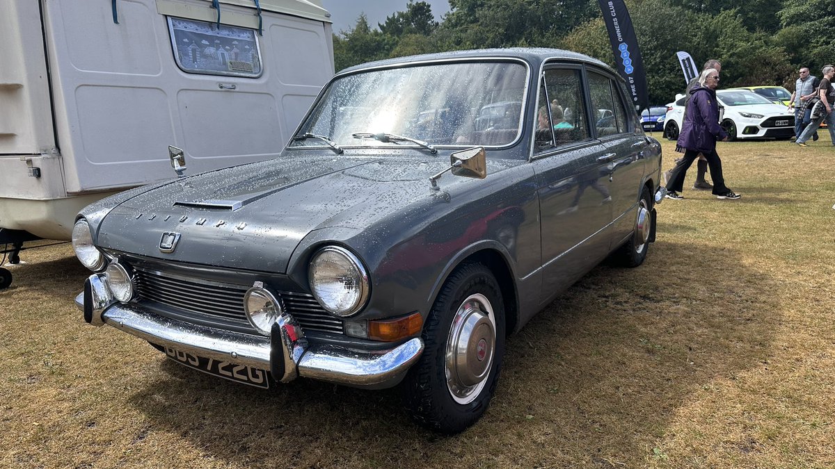 trampslikeus67's tweet photo. Some action for #TriumphTuesday 😍🥰😍🥰
Lochore Meadows Sunday 😎
#ClassicCar #Triumph #Scotland #Summer https://t.co/NSKJM87cDJ