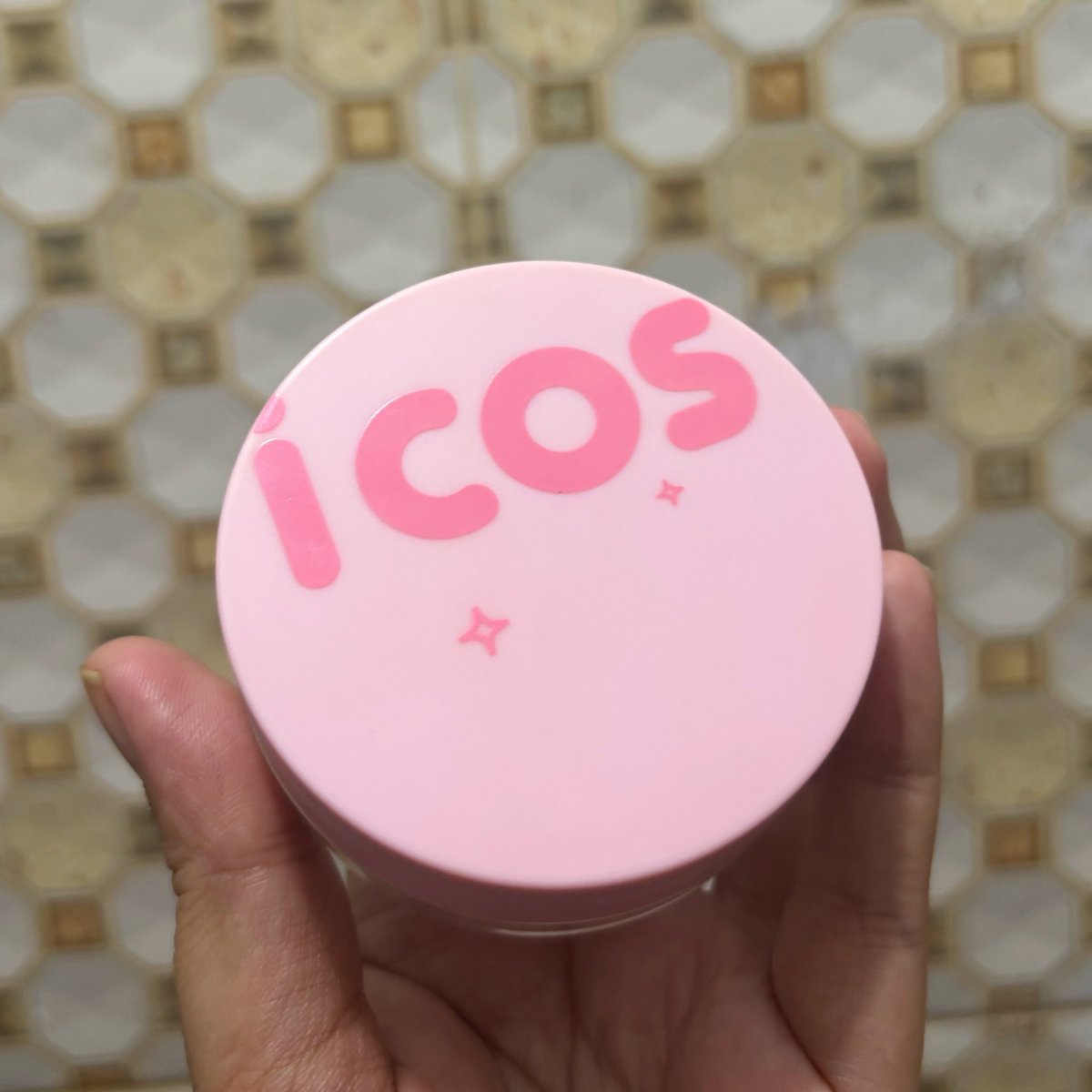 icaamsl's tweet photo. Product local tuh sekarang emang oke bgt kualitasnya, kaya loose powder yang lagi aku pake sekarang, ini tuh Hype-Matte Loose Powder dari Icos Cosmetics ♥️
Shade loose powdernya tuh ada 4, karena aku neutral to warm aku pake shade 02 Milky Flake.
#HypeMatte #LoosePowder https://t.co/pw1Voncape