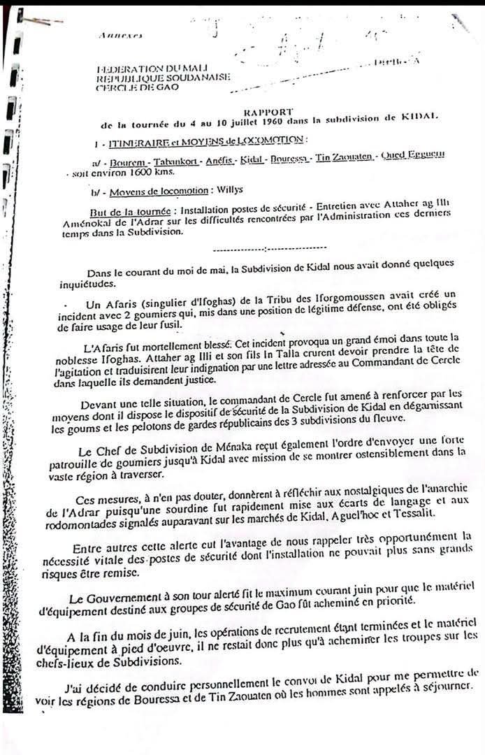 oumaragg's tweet photo. Le rapport dit surtout que la revendication d'autonomie ne date ni de 2012, ni de 1990, ni même de 1963. Au cours de la rencontre au campement d'Attaher, les notables Kel Effelé exposent au commandant de cercle leur conception de l'organisation future de l'État. Elle tient en trois points : la primauté de l'enseignement arabe sur l'enseignement du français, une place équitable des lettrés arabes dans les organismes de l'État, et l'institution dans l'Adrar d'une forme d'autonomie régionale où le représentant du pouvoir central, y compris en matière d'ordre public, n'agirait que sur demande expresse du pouvoir local, celui-ci disposant de sa propre force de police. Nous sommes en juillet 1960, deux mois avant l'indépendance. Que l'on relise cette liste, puis les accords de Tamanrasset, le Pacte national et l'accord d'Alger : c'est la même demande, reformulée quatre fois en soixante ans, et quatre fois écartée.

La réponse qui lui est opposée mérite elle aussi d'être méditée, car elle n'a pas varié davantage. Le commandant de cercle concède la diversité du pays, puis pose le principe qu'un État ne saurait avoir deux armées ni deux polices, et qualifie toute autre voie d'ouverture à l'anarchie et à la sécession. Sur le plan juridique, il a raison, et personne de sérieux ne le contestera. Mais l'histoire retiendra qu'à la première demande politique formulée par les notables du Nord, l'État naissant n'a opposé qu'un principe et une garnison. Il n'a proposé aucune formule intermédiaire, aucun statut, aucun cadre de délibération. Le refus n'était pas absurde ; l'absence d'alternative l'était.

Vient enfin la partie la plus instructive du document, celle qui devrait figurer dans tous nos manuels. Dans sa conclusion, l'auteur recommande de continuer à surveiller les Ifoghas, mais surtout d'orienter l'action politique vers les masses imghads, chez lesquelles il faut provoquer une prise de conscience. Voilà, formulée en toutes lettres et dès juillet 1960, la doctrine qui gouvernera notre politique septentrionale pendant deux tiers de siècle : diviser la société touarègue selon sa ligne de fracture statutaire et s'appuyer sur les vassaux contre les nobles. De cette phrase découlent en droite ligne l'ARLA des années 1990, la milice Delta, puis le GATIA. Ceux qui présentent ces alliances comme des réponses tactiques à la rébellion de 2012 découvriront qu'elles étaient une stratégie d'État avant même que l'État n'existe.

Deux notations achèvent de donner à ce texte sa saveur. La première est économique. L'auteur observe que la subdivision de Kidal, avec ses dix-huit mille habitants, verse au budget moins que ne coûte la solde de ses goumiers, mais qu'il ne faut pas s'arrêter à ce bilan, car les montagnes de l'Adrar n'ont pas dit leur dernier mot en matière de richesses minières et parce que cette bande touche le Sahara pétrolier. Rien, écrit-il, ne doit nous détacher de ces régions. La seconde est de registre. À propos des Ifoghas, l'auteur use de qualificatifs que la décence contemporaine réprouverait, et il juge que le régime colonial eut des aspects positifs puisqu'il fit régner la paix. Un cadre de la République, deux mois avant l'indépendance, mesurait donc l'attachement au Nord à ses promesses minières et créditait la colonisation d'un bilan sécuritaire. On comprend mieux, en lisant cela, pourquoi l'arrivée du nouvel État fut vécue là-bas comme la substitution d'une tutelle à une autre.

Que faire de ce document ? Certainement pas un réquisitoire. Bakara Diallo était un serviteur consciencieux d'un État naissant, confronté à des tâches immenses avec des moyens dérisoires, et son rapport respire la bonne foi autant que la certitude. C'est précisément ce qui le rend accablant. Il ne s'agit pas de dénoncer une malveillance, mais de constater un aveuglement fondateur, chez des hommes convaincus de bien faire. La demande politique était sur la table dès juillet 1960 ; elle a été traitée comme un problème d'ordre public.