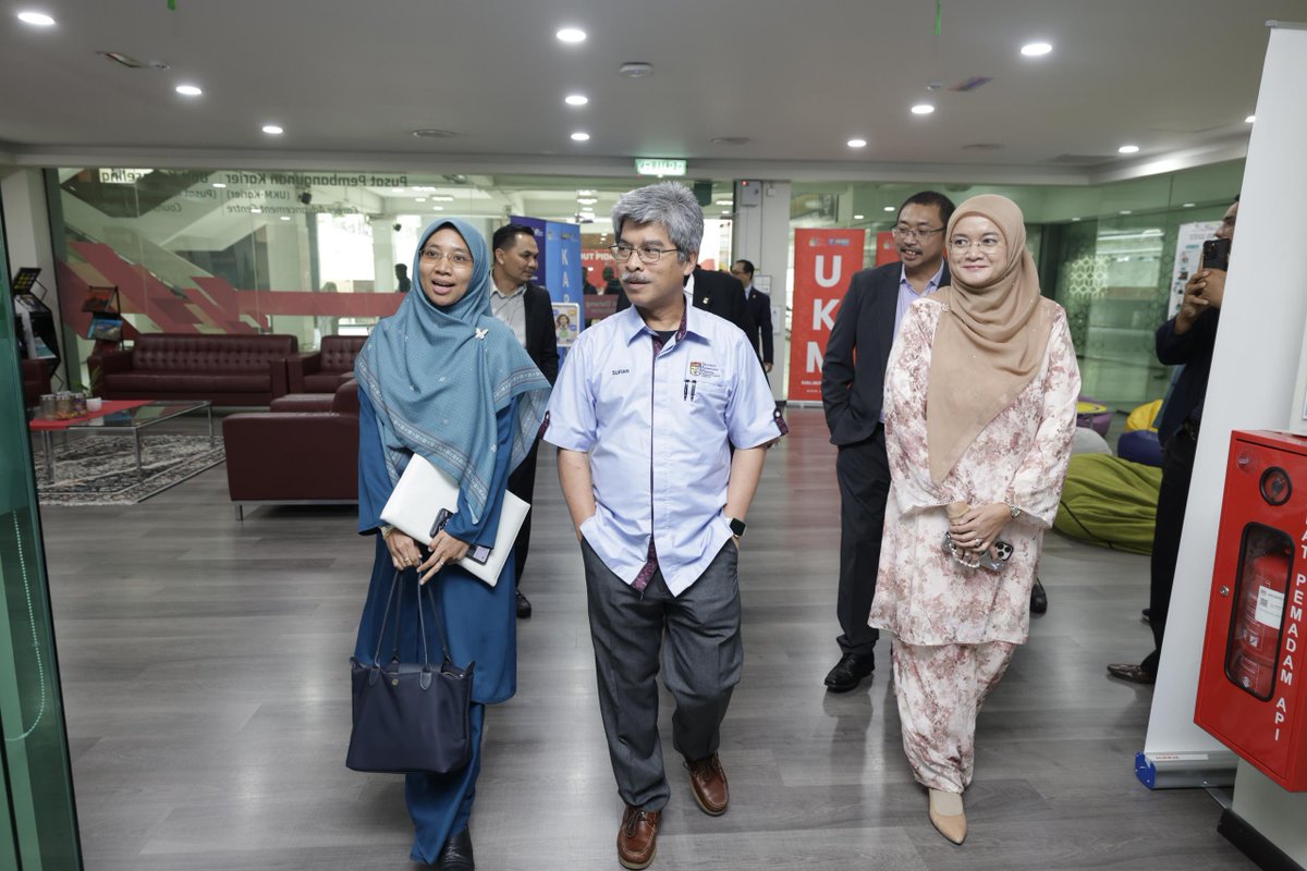 ukm_my's tweet photo. 𝐏𝐞𝐧𝐲𝐞𝐫𝐚𝐡𝐚𝐧 𝐑𝐮𝐚𝐧𝐠 𝐔𝐊𝐌𝐒𝐡𝐚𝐩𝐞 𝐤𝐞𝐩𝐚𝐝𝐚 𝐇𝐄𝐏-𝐔𝐊𝐌 𝐁𝐞𝐫𝐢 𝐌𝐚𝐧𝐟𝐚𝐚𝐭 𝐊𝐞𝐩𝐚𝐝𝐚 𝐏𝐞𝐥𝐚𝐣𝐚𝐫

Sesi penyerahan replika kunci Pusat Pembentukan Pendidikan Lanjutan dan Profesional (UKMShape) kepada Pusat Hal Ehwal Pelajar menjadi simbolik penyerahan ruang yang akan dimanfaatkan secara bersama bagi pelaksanaan pelbagai program mahasiswa.

Naib Canselor, Prof Dr Sufian Jusoh turut hadir bagi meninjau beberapa ruang yang telah dinaik taraf untuk dijadikan kemudahan guna sama kepada pelajar UKM.

Inisiatif kolaboratif antara UKMSHAPE dan HEP-UKM ini mencerminkan komitmen universiti dalam mengoptimumkan penggunaan aset sedia ada melalui pendekatan yang lebih strategik, lestari dan berimpak tinggi.

Usaha sama ini diyakini dapat memperkukuh ekosistem pembelajaran dan pembangunan mahasiswa, selaras dengan aspirasi UKM untuk melahirkan graduan yang holistik, berdaya saing dan berjiwa kepimpinan melalui penyediaan kemudahan yang berkualiti serta memenuhi keperluan pelajar.

Turut hadir, Timbalan Naib Canselor Hal Ehwal Pelajar dan Alumni, Prof. Ts. Dr. Norinsan Kamil Othman; Pengarah UKMShape, Prof. Madya Dr. Lokhman Hakim Osman dan Pengarah Pusat Hal Ehwal Pelajar, Prof. Madya Ts. ChM. Dr. Darfizzi Derawi.

#Tekad57
#UniversitiKebangsaanMalaysia
#ImanIlmuAmal
#UKM
#UKMSharing