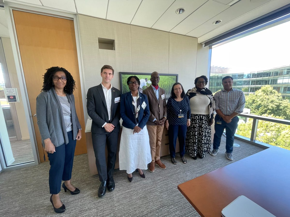 ProfJanabi's tweet photo. Women and girls are at the heart of healthier families and societies. 

Good meeting with @AnitaZaidi, President of the Gender Equality Division at the @gatesfoundation, on advancing equity to improve health outcomes for women, children and adolescents across the African Region. https://t.co/IgdCuS4mNZ