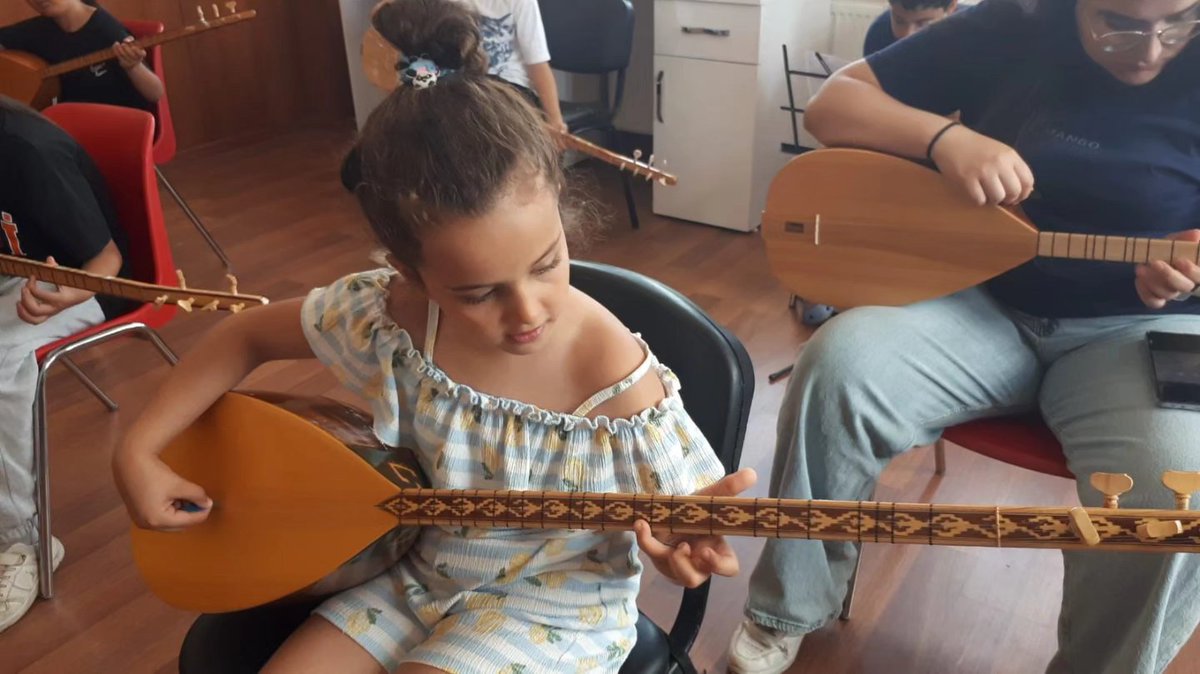 Kaman_GM's tweet photo. 🌊 Yaz Kulübü Etkinlikleri kapsamında düzenlediğimiz Bağlama kursumuz devam ediyor.

@gencliksporbak @oa_bak https://t.co/P0arsYzIBR