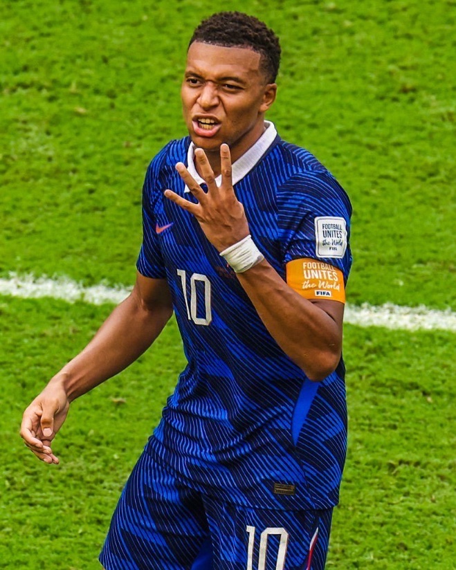 eurofootcom's tweet photo. 🇫🇷📈 Kylian Mbappé ended the season as the top goalscorer in three competitions... ✅ 

🥇 La Liga top scorer (25 goals)
🥇 Champions League top scorer (15 goals)
🥇 World Cup top scorer (10 goals) https://t.co/7U4swZxuuY