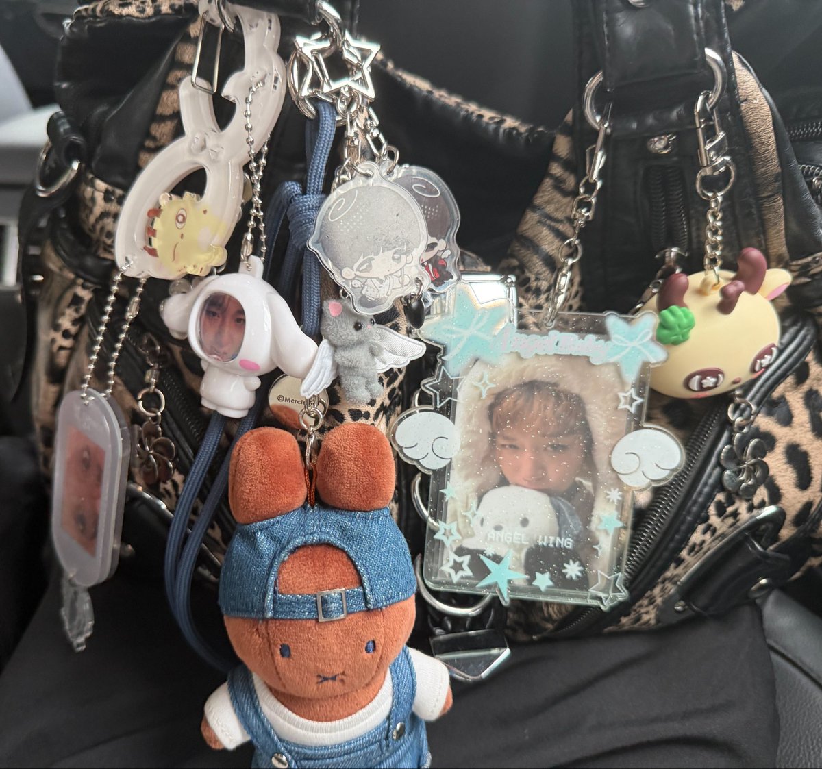 alienjihoon's tweet photo. me &amp; my trinkets … 🧚‍♀️😊 (the shse keychains are still my fav hehe.) https://t.co/JZIDoZlmG3
