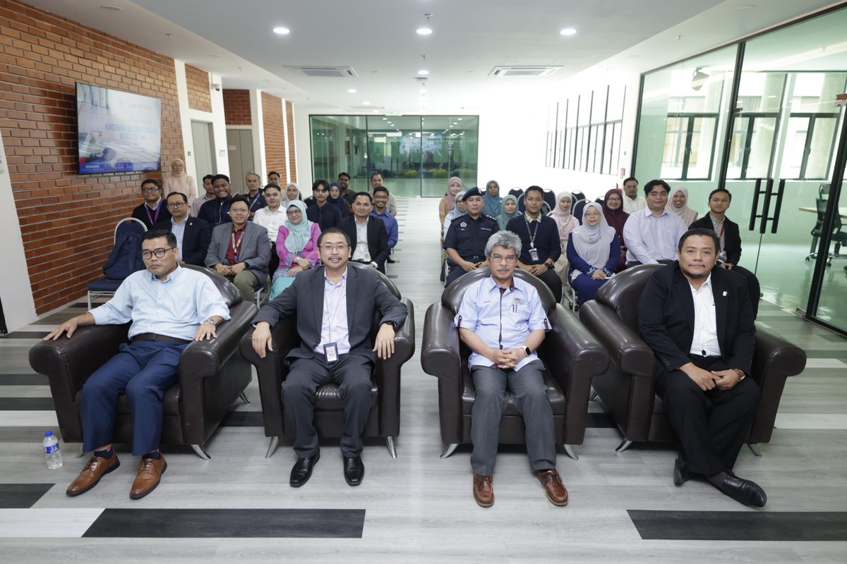 ukm_my's tweet photo. 𝐏𝐞𝐧𝐲𝐞𝐫𝐚𝐡𝐚𝐧 𝐑𝐮𝐚𝐧𝐠 𝐔𝐊𝐌𝐒𝐡𝐚𝐩𝐞 𝐤𝐞𝐩𝐚𝐝𝐚 𝐇𝐄𝐏-𝐔𝐊𝐌 𝐁𝐞𝐫𝐢 𝐌𝐚𝐧𝐟𝐚𝐚𝐭 𝐊𝐞𝐩𝐚𝐝𝐚 𝐏𝐞𝐥𝐚𝐣𝐚𝐫

Sesi penyerahan replika kunci Pusat Pembentukan Pendidikan Lanjutan dan Profesional (UKMShape) kepada Pusat Hal Ehwal Pelajar menjadi simbolik penyerahan ruang yang akan dimanfaatkan secara bersama bagi pelaksanaan pelbagai program mahasiswa.

Naib Canselor, Prof Dr Sufian Jusoh turut hadir bagi meninjau beberapa ruang yang telah dinaik taraf untuk dijadikan kemudahan guna sama kepada pelajar UKM.

Inisiatif kolaboratif antara UKMSHAPE dan HEP-UKM ini mencerminkan komitmen universiti dalam mengoptimumkan penggunaan aset sedia ada melalui pendekatan yang lebih strategik, lestari dan berimpak tinggi.

Usaha sama ini diyakini dapat memperkukuh ekosistem pembelajaran dan pembangunan mahasiswa, selaras dengan aspirasi UKM untuk melahirkan graduan yang holistik, berdaya saing dan berjiwa kepimpinan melalui penyediaan kemudahan yang berkualiti serta memenuhi keperluan pelajar.

Turut hadir, Timbalan Naib Canselor Hal Ehwal Pelajar dan Alumni, Prof. Ts. Dr. Norinsan Kamil Othman; Pengarah UKMShape, Prof. Madya Dr. Lokhman Hakim Osman dan Pengarah Pusat Hal Ehwal Pelajar, Prof. Madya Ts. ChM. Dr. Darfizzi Derawi.

#Tekad57
#UniversitiKebangsaanMalaysia
#ImanIlmuAmal
#UKM
#UKMSharing
