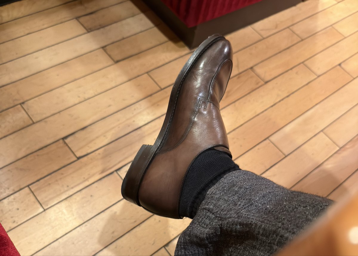 ichiro_shoe's tweet photo. トラベラーズノート書くぞ！ https://t.co/Pvja7Z81HF