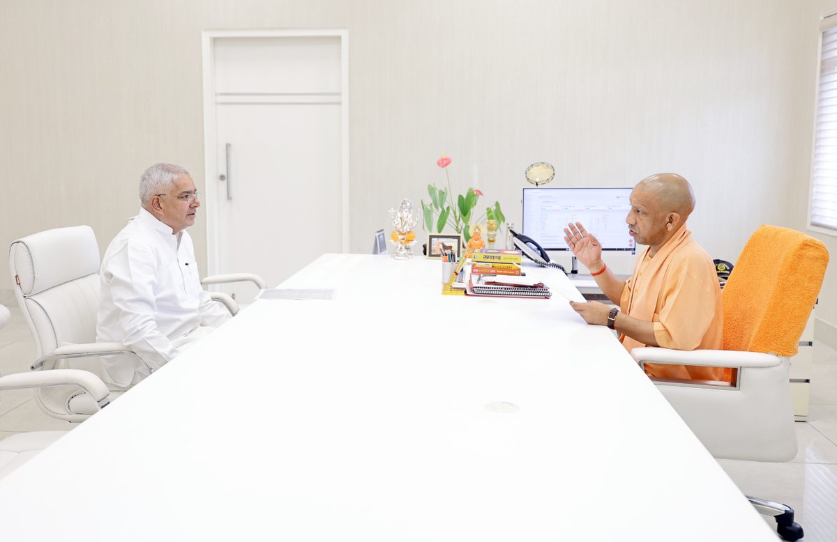 myogioffice's tweet photo. मुख्यमंत्री श्री @myogiadityanath जी महाराज से आज लखनऊ में उत्तर प्रदेश सरकार में माननीय राज्य मंत्री श्री मयंकेश्वर शरण सिंह जी ने शिष्टाचार भेंट की। 

@MayankeshwarSh1 https://t.co/NGVf39juPQ