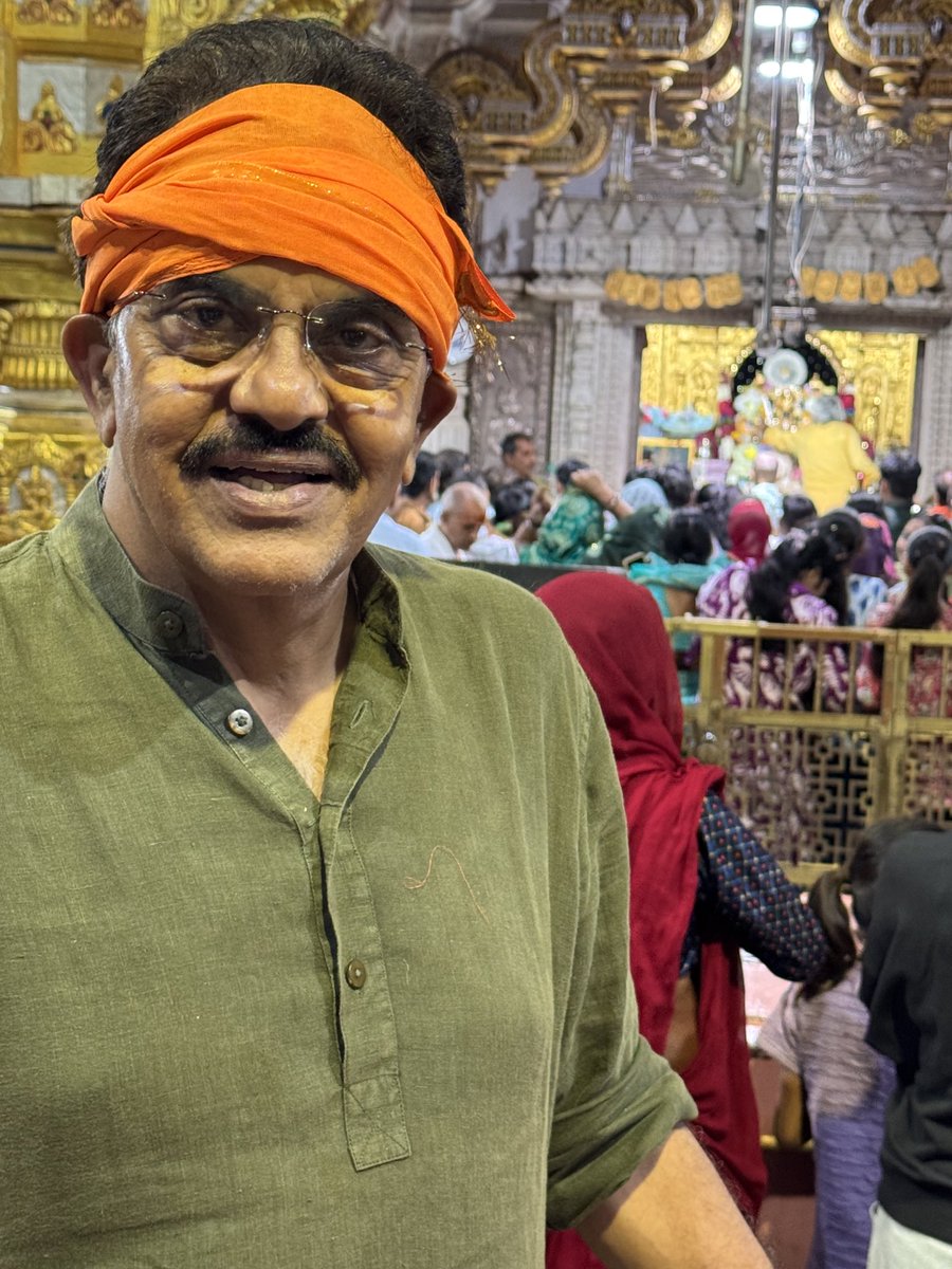 sanjaynirupam's tweet photo. साँवरिया जी के दरबार में कल।
इस मंदिर में हर माह औसतन 40 करोड़ का नगद चढ़ावा आता है।
भक्तों ने भगवान श्रीकृष्ण के इस स्वरूप को अपने व्यवसाय में पार्टनर बना रखा है।
हर साल अपनी कमाई का एक हिस्सा पार्टनरशिप डीड की कॉपी के साथ चढ़ाते हैं-पूरी ईमानदारी और निष्ठा के साथ।
#Sanwariyaji https://t.co/77GekJQV0X