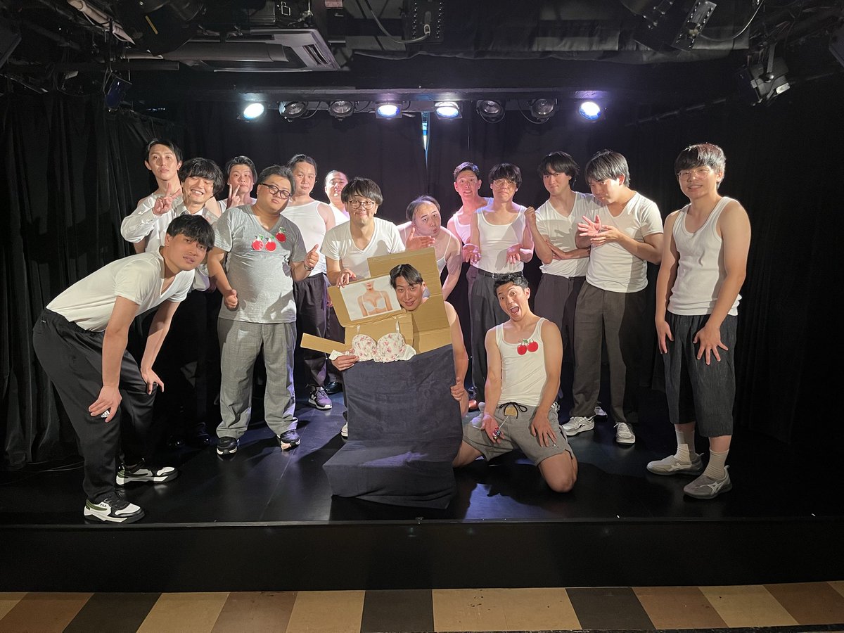 YamadaSessa's tweet photo. 先日日曜夜は顔チェリー御来場大変、ありがとうございました。
そして出演頂いた顔チェリーの皆様方大変、チェリーでした。

企画はお馬さんと、ピーロートーク。
14人の顔チェリーの中から見事、初代顔チェリーキングとなったのは、マウンテンず中野🍒

見逃した方は残念。次はいつか100人キャパで。 https://t.co/qSvs0TTGfN