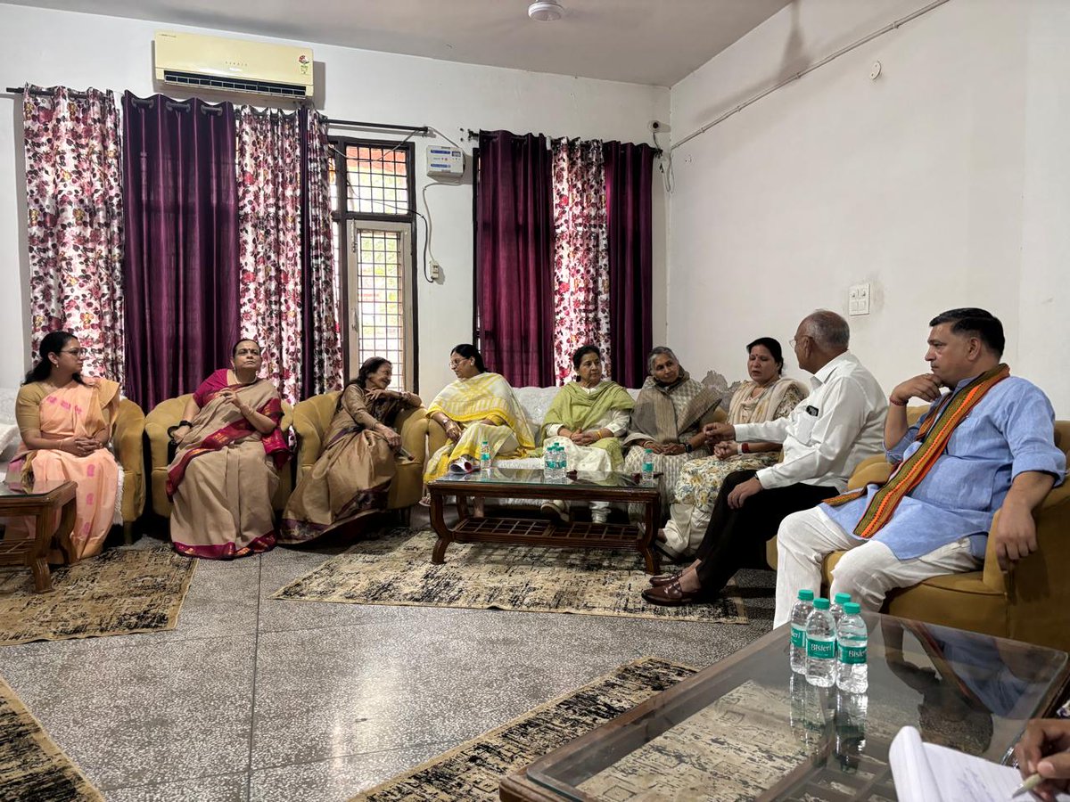 SavitriJindal's tweet photo. कल हरियाणा विधानसभा की महिला सशक्तिकरण विषय समिति की माननीय अध्यक्षा श्रीमती शक्ति रानी शर्मा जी के नेतृत्व में PWD रेस्ट हाउस, पंचकूला में आयोजित बैठक एवं निरीक्षण कार्यक्रम में सदस्य के रूप में सहभागिता की। 🙏

बैठक में उपायुक्त, पंचकूला सहित गृह विभाग, महिला एवं बाल विकास विभाग के वरिष्ठ अधिकारियों एवं पुलिस आयुक्त के साथ महत्वपूर्ण चर्चा हुई। तत्पश्चात वन स्टॉप सेंटर, ��र्किंग वुमन हॉस्टल एवं महिला पुलिस स्टेशन का स्थलीय निरीक्षण किया गया।

महिलाओं की सुरक्षा, सम्मान एवं सशक्तिकरण हमारी सर्वोच्च प्राथमिकता है। एक सशक्त नारी ही सशक्त समाज एवं सशक्त राष्ट्र की नींव है।