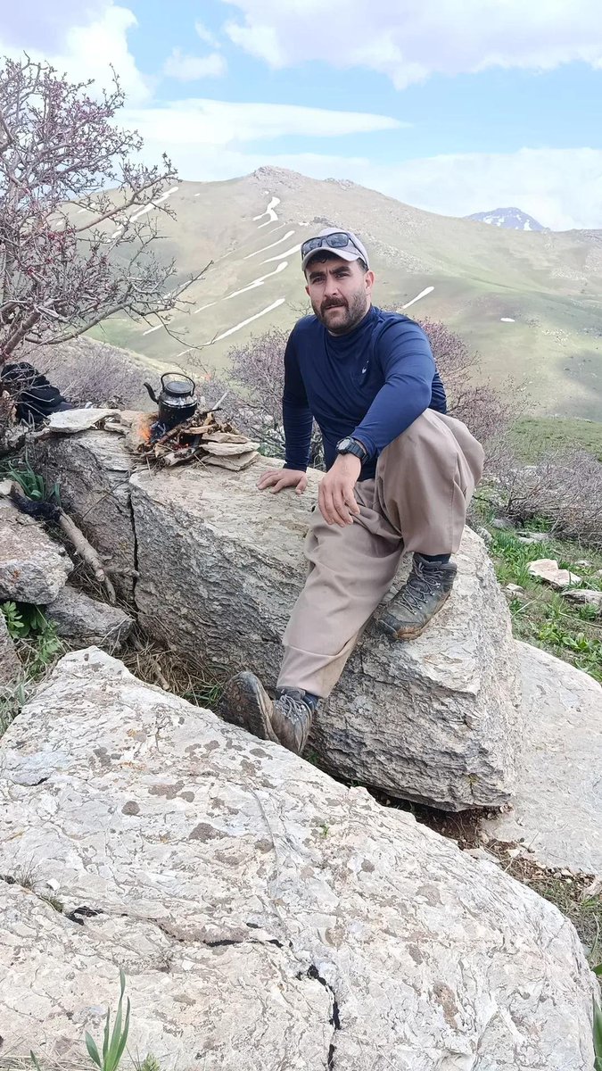 fouad928969's tweet photo. خۆشەویستی لەم وڵاتە
هەزار و یەک ناوی هەیە
لە پێتەختا پێی دەڵێن: گیان
لای عاشقانی نیشتمان
 خاکە و ژیان
لە سەر سنوور
پێی دەڵێن: نان!

#ک_د_ئازاد https://t.co/yXUgsUDUAE