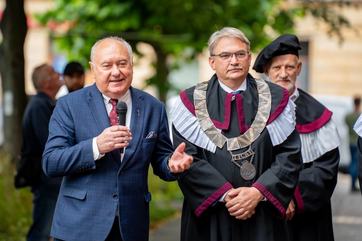 IzbaKominiarzy's tweet photo. W Tychach odsłonięto Terminka Kominiarza – symbol tradycji, rzemiosła i troski o bezpieczeństwo.
Szczególne gratulacje dla Marka Felusia za wieloletnią pracę na rzecz zawodu kominiarza! 👏
Niech Terminek przynosi szczęście! 🍀
#KrajowaIzbaKominiarzy #Tychy https://t.co/BHw91Vy3id