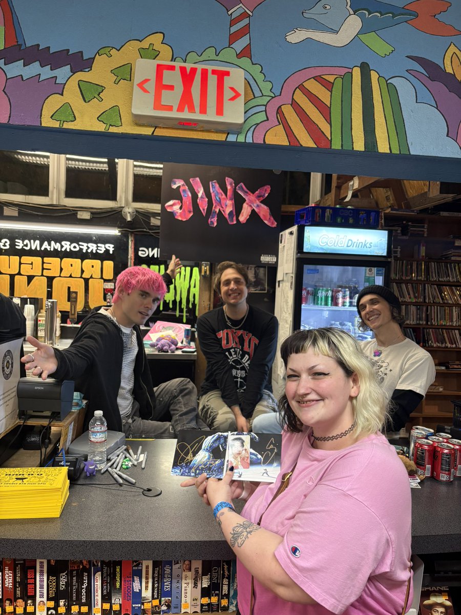 aniblaire's tweet photo. went to a waterparks meet and greet and had them sign seungmin
they kept calling him a pretty boy https://t.co/rGNM7ehn58