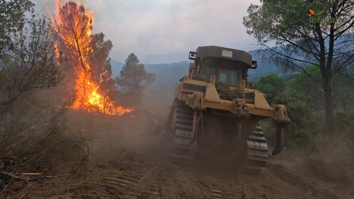 Plan_INFOCAM's tweet photo. ▶️ACTUALIZACIÓN | 🚨Nivel 3 | #IFAlmorox | #IFSierraOeste | #IFBurgohondo 

Continúa el despliegue de #BBFF, #AAMM y técnicos de #INFOCAM de @gobjccm en los #IIFF de #Toledo, #Ávila y #Madrid bajo el mando integrado en las labores de extinción coordinados con @interiorgob, @mitecogob  @UMEgob @naturalezacyl @112cmadrid
, y junto a otros cuerpos de #CCAA y del @eu_echo.

🚚 15 medios terrestres
👥 48 efectivos #BBFF #AAMM

📸Trabajos de defensa del complejo científico de  @esa_es  ejecutados por la maquinaria pesada de #INFOCAM de @gobjccm en la tarde noche del 26 de julio. 
ℹ️https://t.co/TPPTAYh8JA
#LaPrevenciónSalva