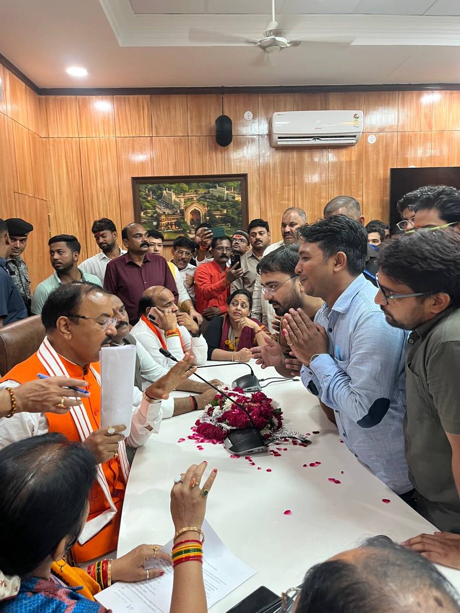 Chatraniti's tweet photo. UPSSSC में वेटिंग लिस्ट के लिए उपमुख्यमंत्री जी को ज्ञापन दिया गया!
💥👍❤️

@kpmaurya1 sir छात्रों की माँगों पर ध्यान दीजिए। वेटिंग लिस्ट लागू करिए। योगी जी से भी निवेदन है कृपया संज्ञान लें @myogiadityanath 💛😥 https://t.co/ax9YIvfH7S