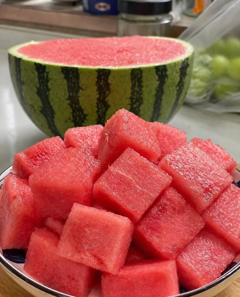 eowyn6785's tweet photo. 夏天怎么少的了西瓜呢🍉
论大口吃瓜的快乐！ https://t.co/EKIEYWcg2S