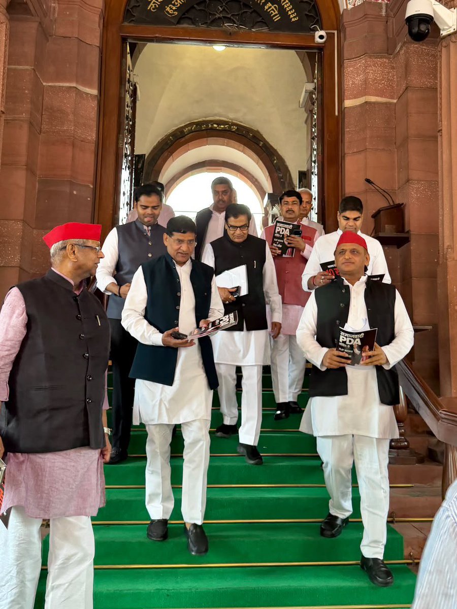 samajwadiparty's tweet photo. माननीय राष्ट्रीय अध्यक्ष श्री अखिलेश यादव जी ने समाजवादी पार्टी के माननीय सांसदों के साथ पेपर लीक के मुद्दों को लेकर संसद परिसर में विरोध प्रदर्शन किया। https://t.co/SdyTmMEpZZ