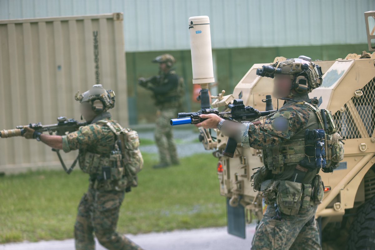 geartles's tweet photo. 2026年7月17日、Camp Lejeuneで行われたduring exercise Storm Flag Popeにおいて、米陸軍第3特殊部隊群（空挺）、米海兵隊レイダー、および第21特殊戦術飛行隊パラレスキューが、地上機動車両を用いて模擬負傷者を搬送。Ferro Conceptsスリング使ってます。 https://t.co/zT1FczPLsV