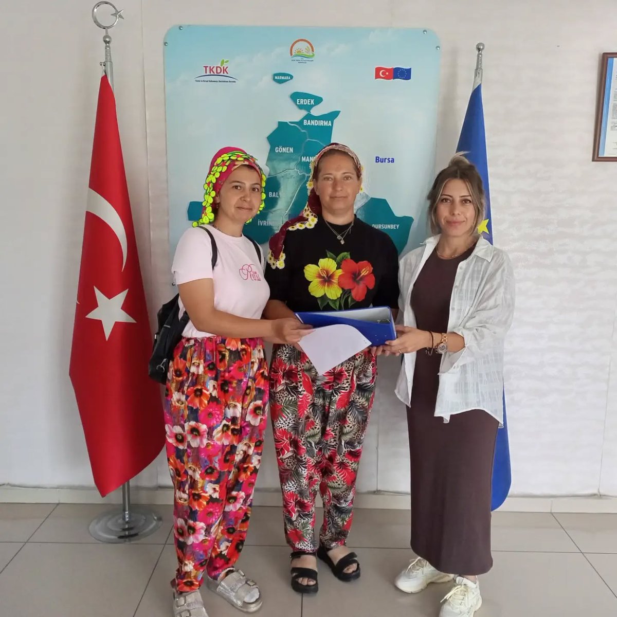 TkdkBalikesir's tweet photo. 📷AB standartlarında yeni tesisleri bölgemize kazandırmaya, kırsal alanlardaki ekonomik faaliyetler çeşitlendirilerek yeni istihdam alanları oluşturmaya devam ediyoruz.
📷Hayata geçecek yatırımların Balıkesir’e hayırlı olmasını temenni ederiz..
#TKDKBalıkesir 📷 https://t.co/58Y3xEkug8