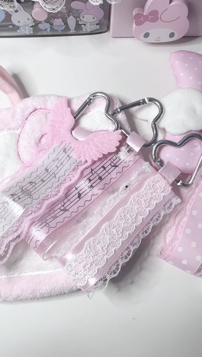 cherrinsh's tweet photo. that webbing ribbon pin keychain🎀🪽 https://t.co/pZaW8nv71I