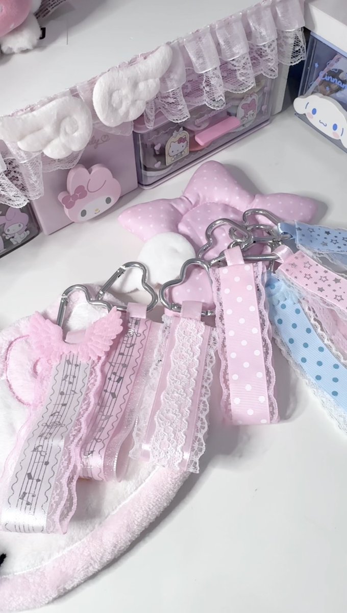 cherrinsh's tweet photo. that webbing ribbon pin keychain🎀🪽 https://t.co/pZaW8nv71I