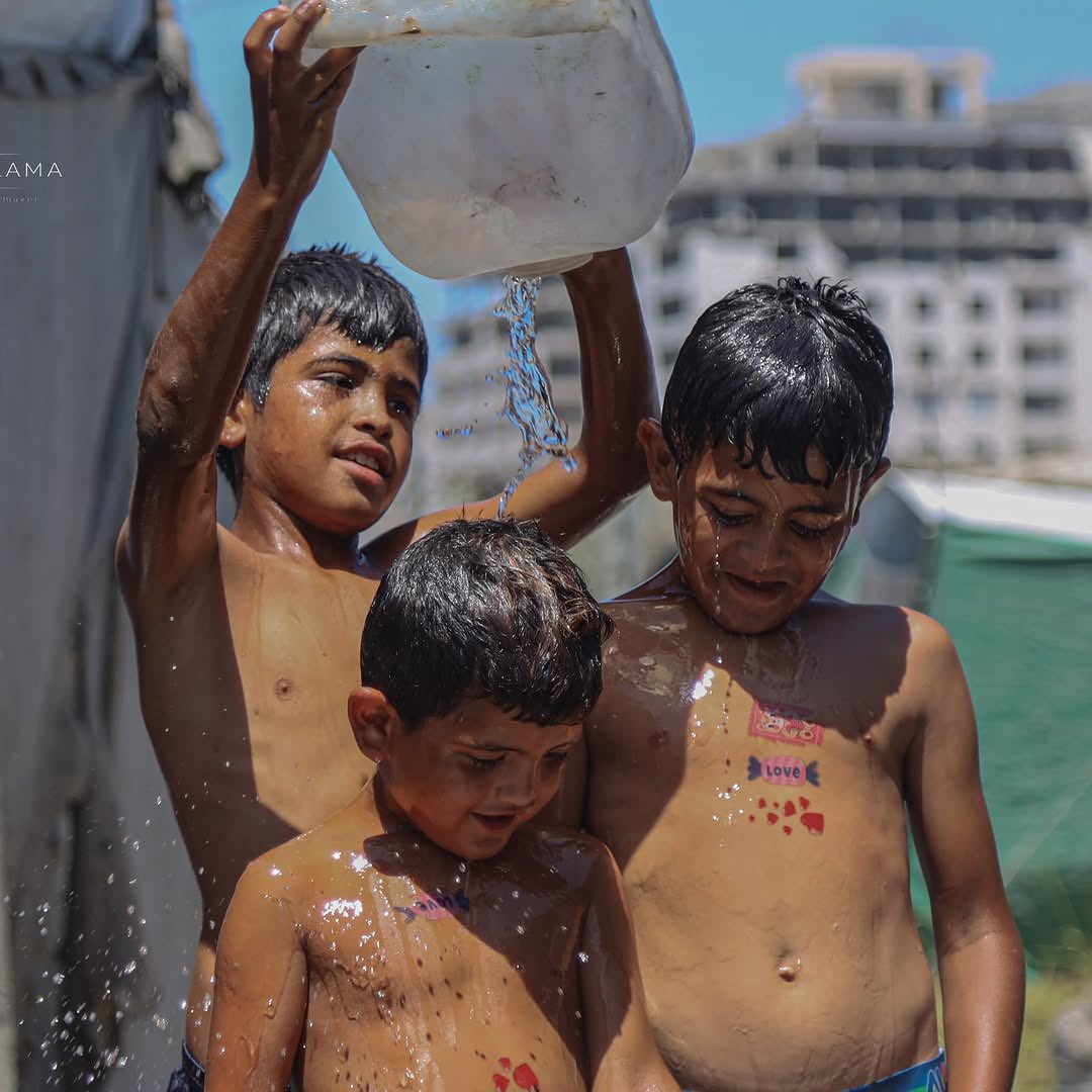 noorharaz's tweet photo. Despite the harsh summer heat and the hardships of displacement, the children of Gaza create spaces of joy and happiness with the simplest of means. Please kindly share and support us 🙏🏻🇵🇸 #IsraelisGenocidalState #SaveGazaChildren #IsraeliTerrorists #italy #news #FREEPALESTİNE https://t.co/i4xTrHzWSJ