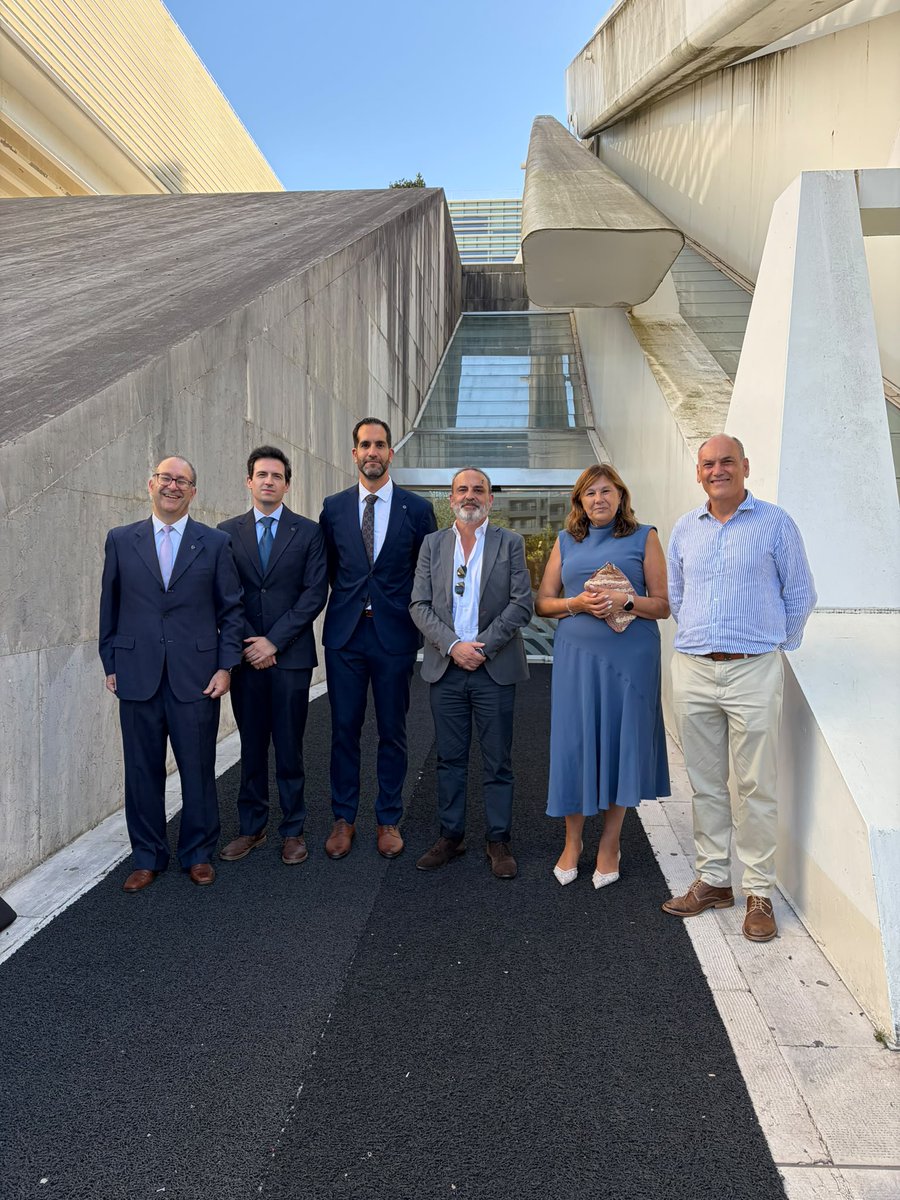 impulsotic's tweet photo. 🎓Los Colegios Profesionales de Ingeniería Informática del Principado, en el acto de graduación de la nueva promoción de @ComputingOviedo.

🤝 David Pérez Pancho, decano de @citipa, ejerció como padrino de la promoción.

#ImpulsoTIC https://t.co/5cIJas17c5